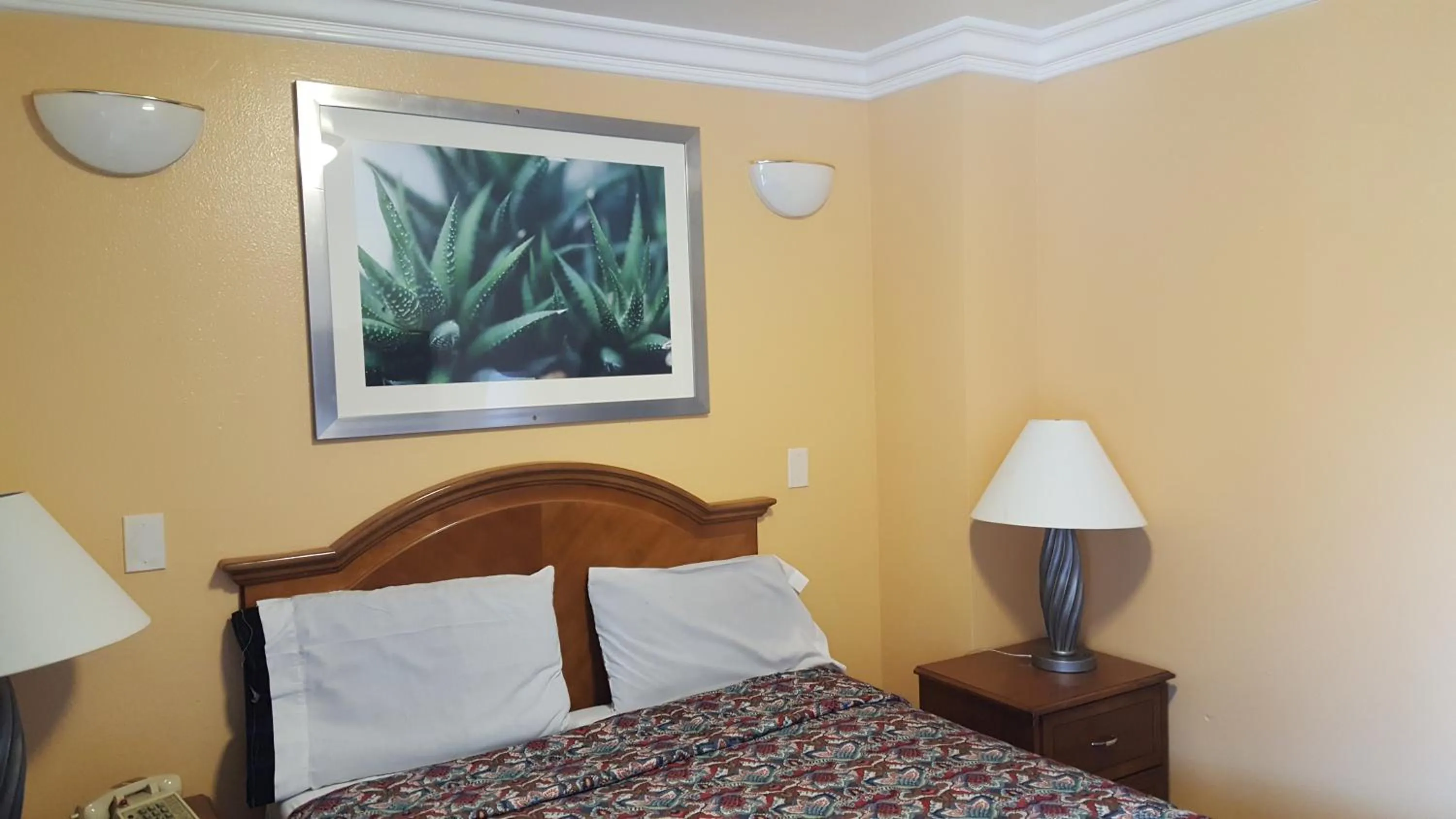 Bed in Flamingo Inn Long Beach