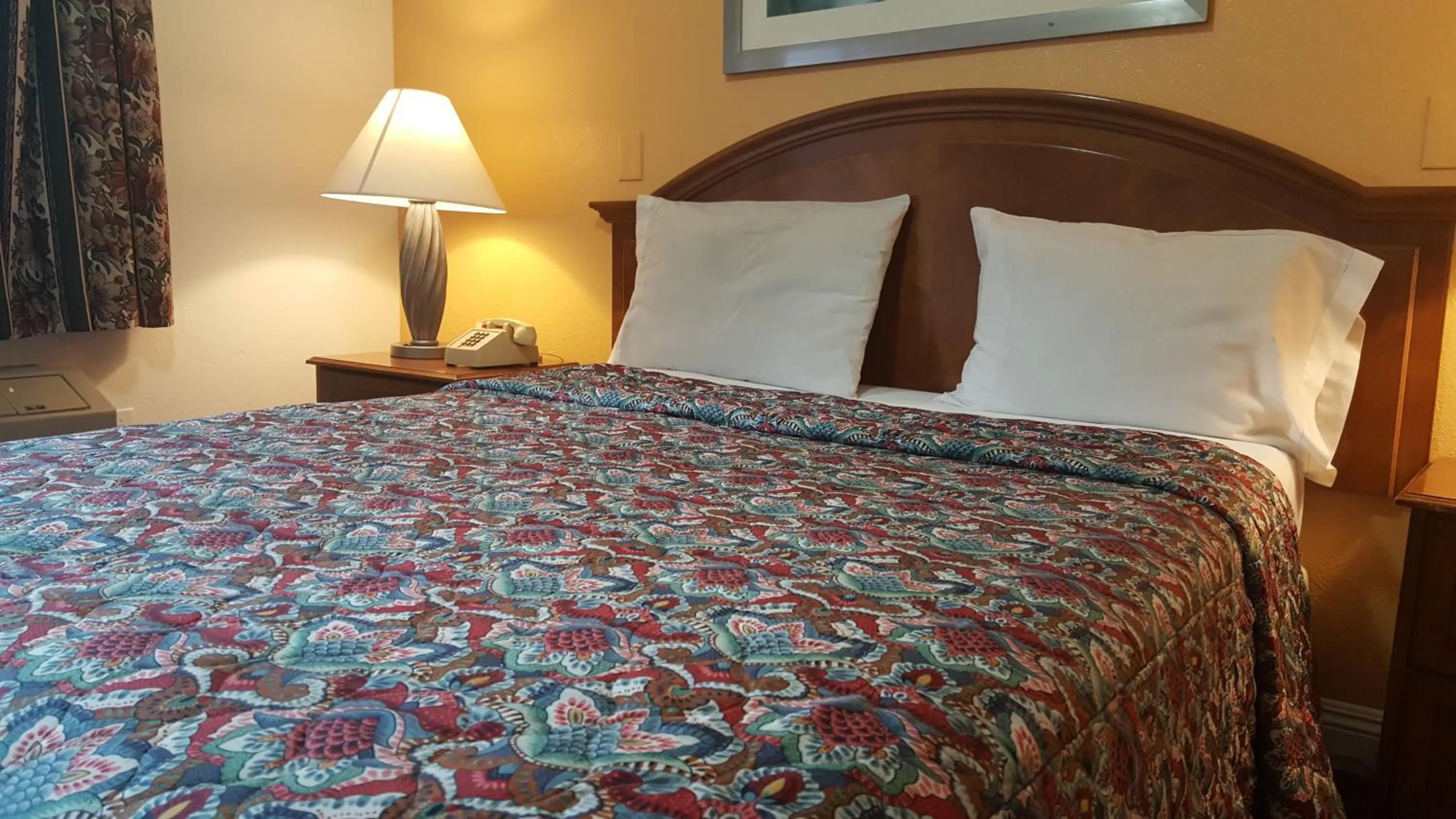 Bed in Flamingo Inn Long Beach