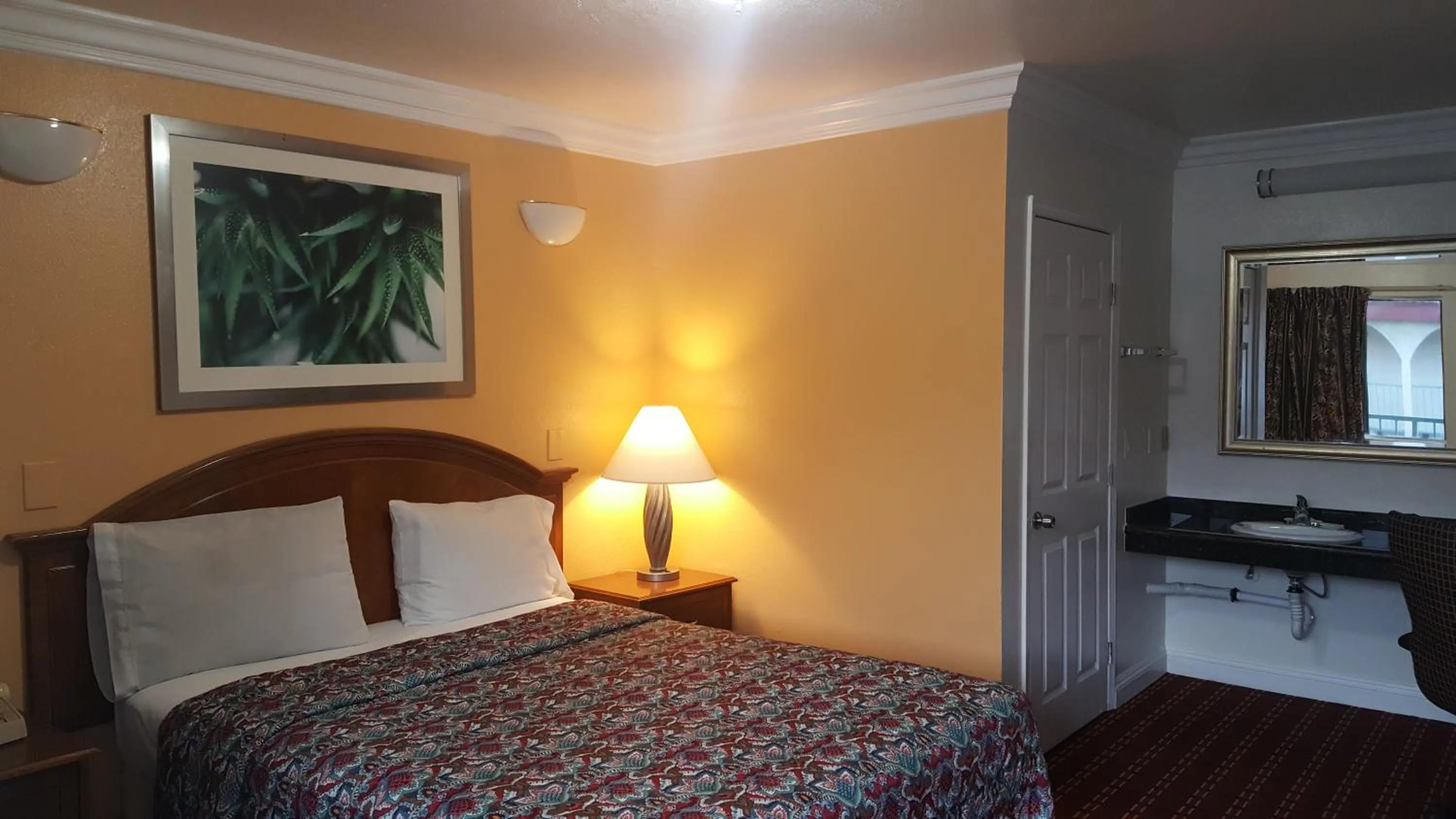 Bed in Flamingo Inn Long Beach