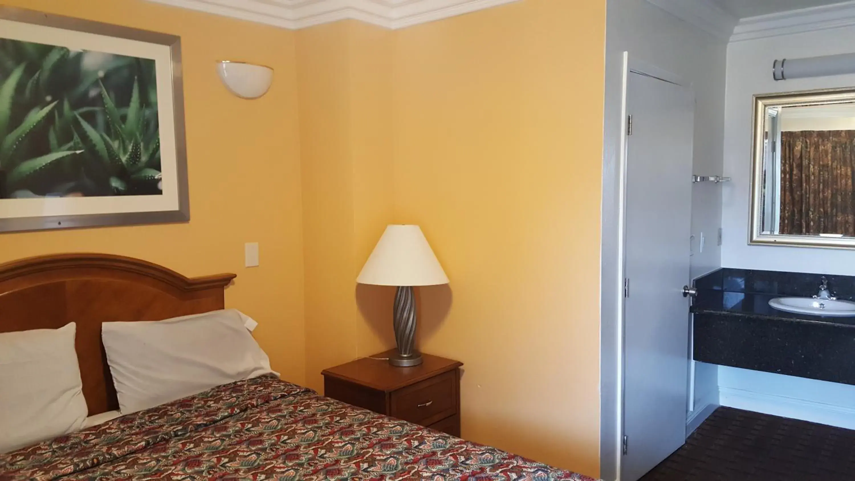 Bed in Flamingo Inn Long Beach Bed in Flamingo Inn Long Beach