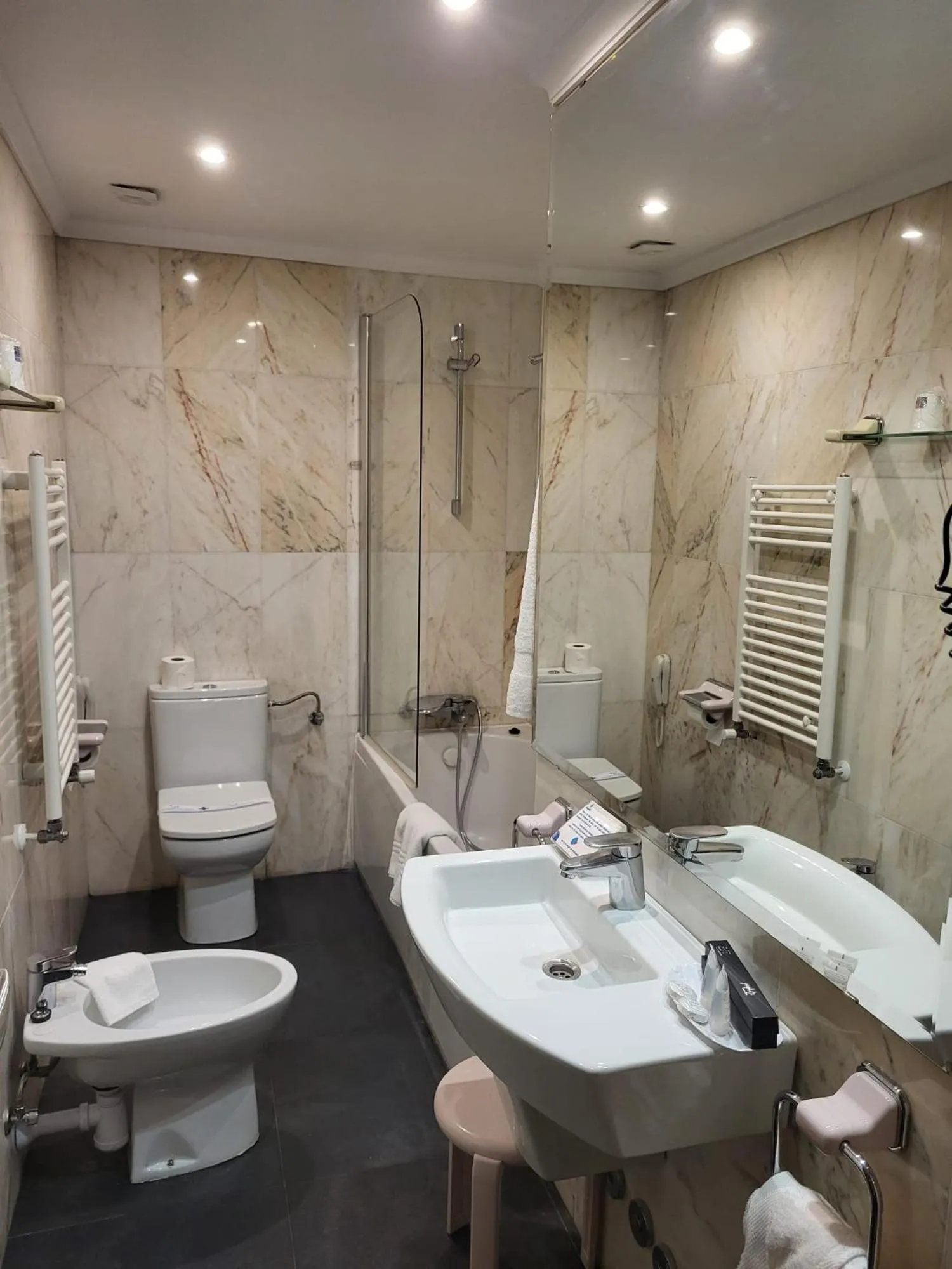 Bathroom in Hotel Leonor Mirón