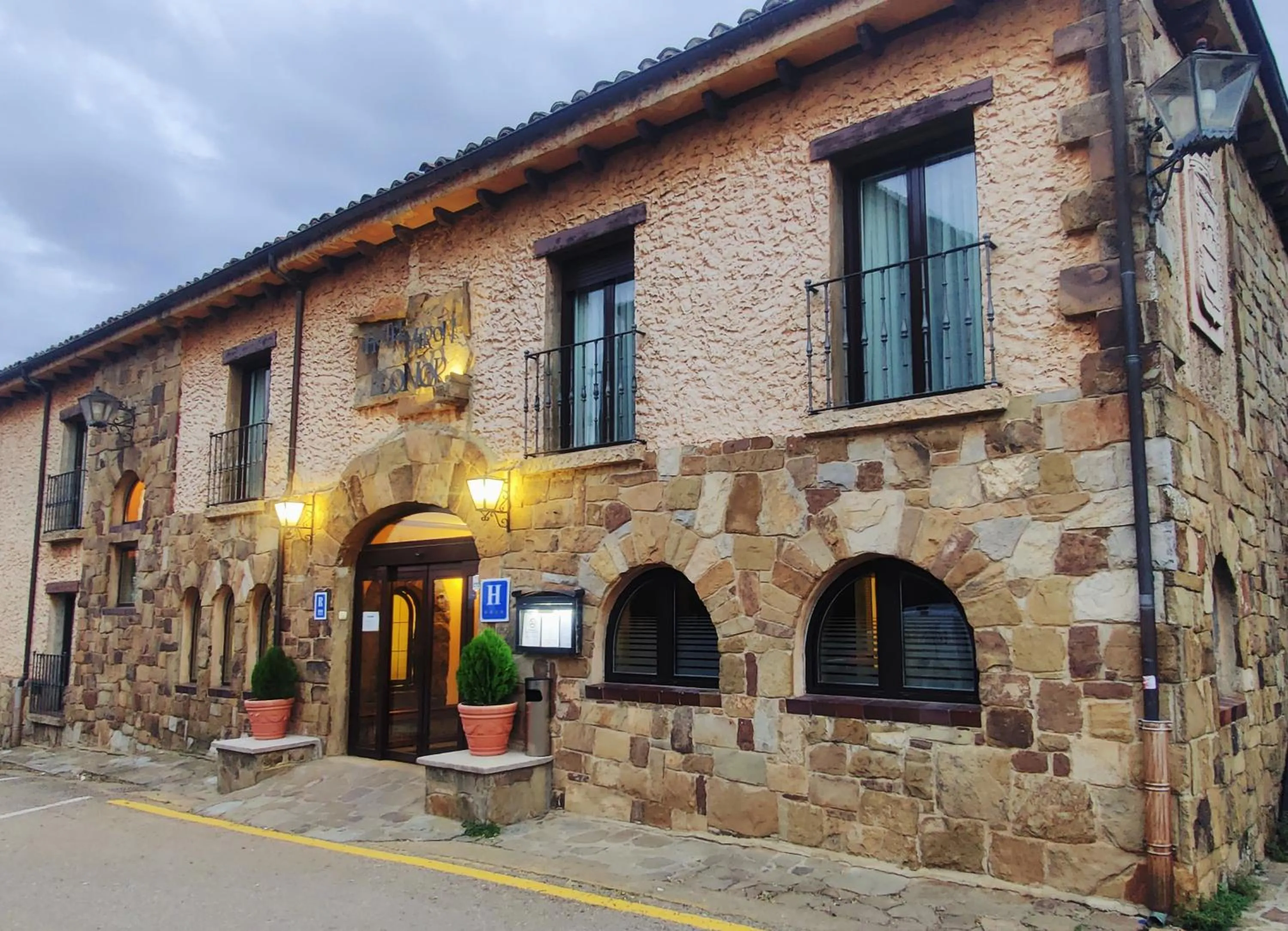 Facade/entrance in Hotel Leonor Mirón