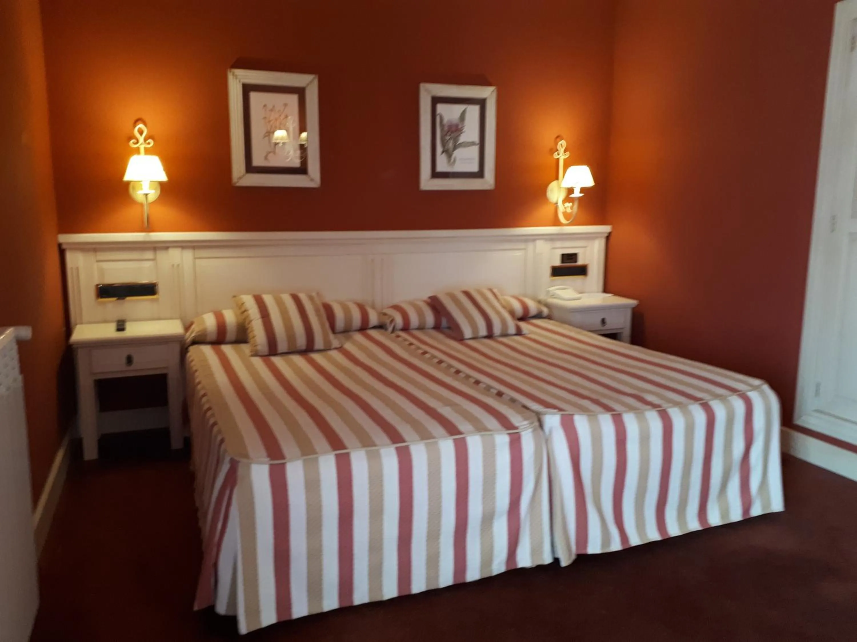 Photo of the whole room, Bed in Hotel Leonor Mirón