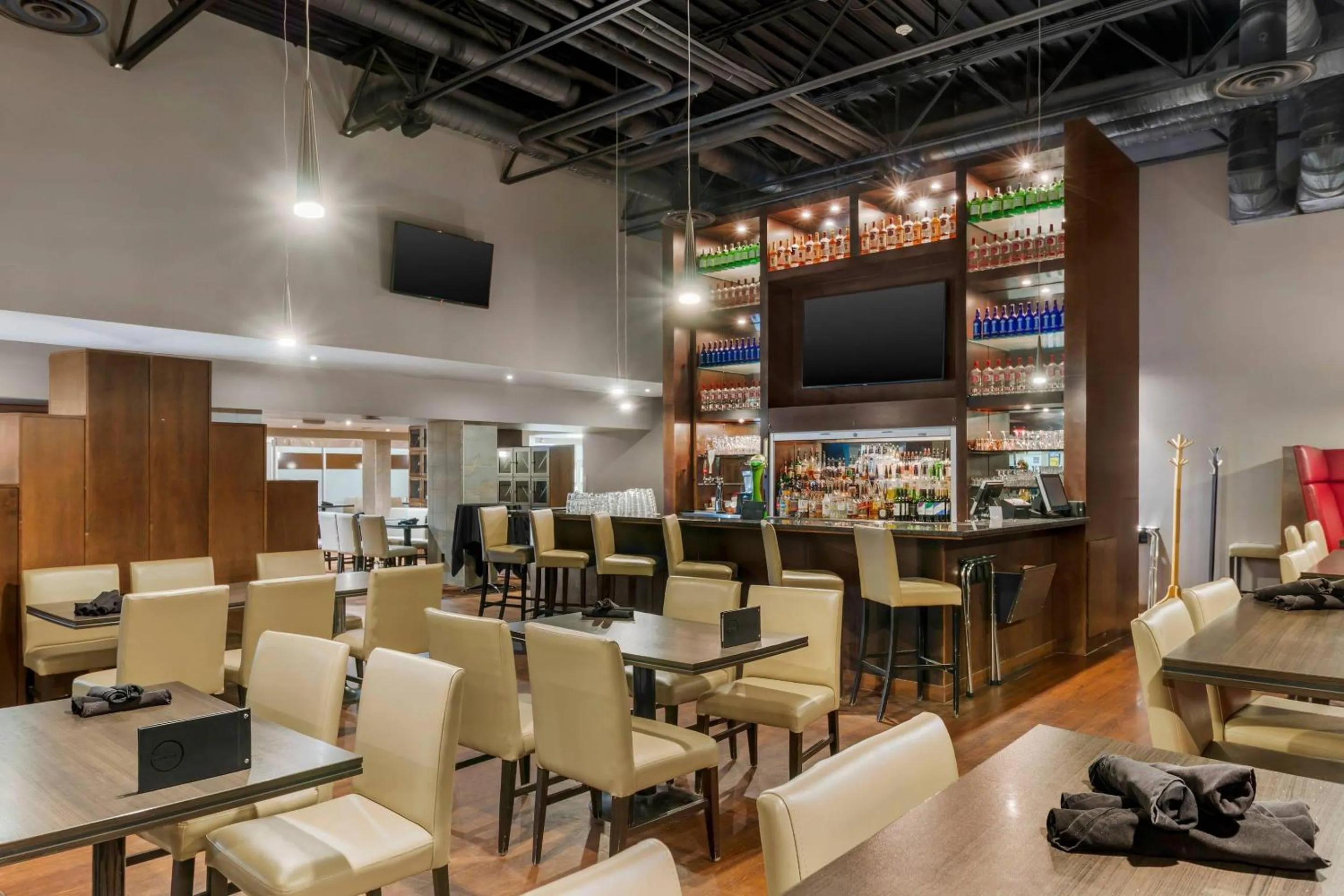 Restaurant/places to eat in Clarion Hotel & Suites