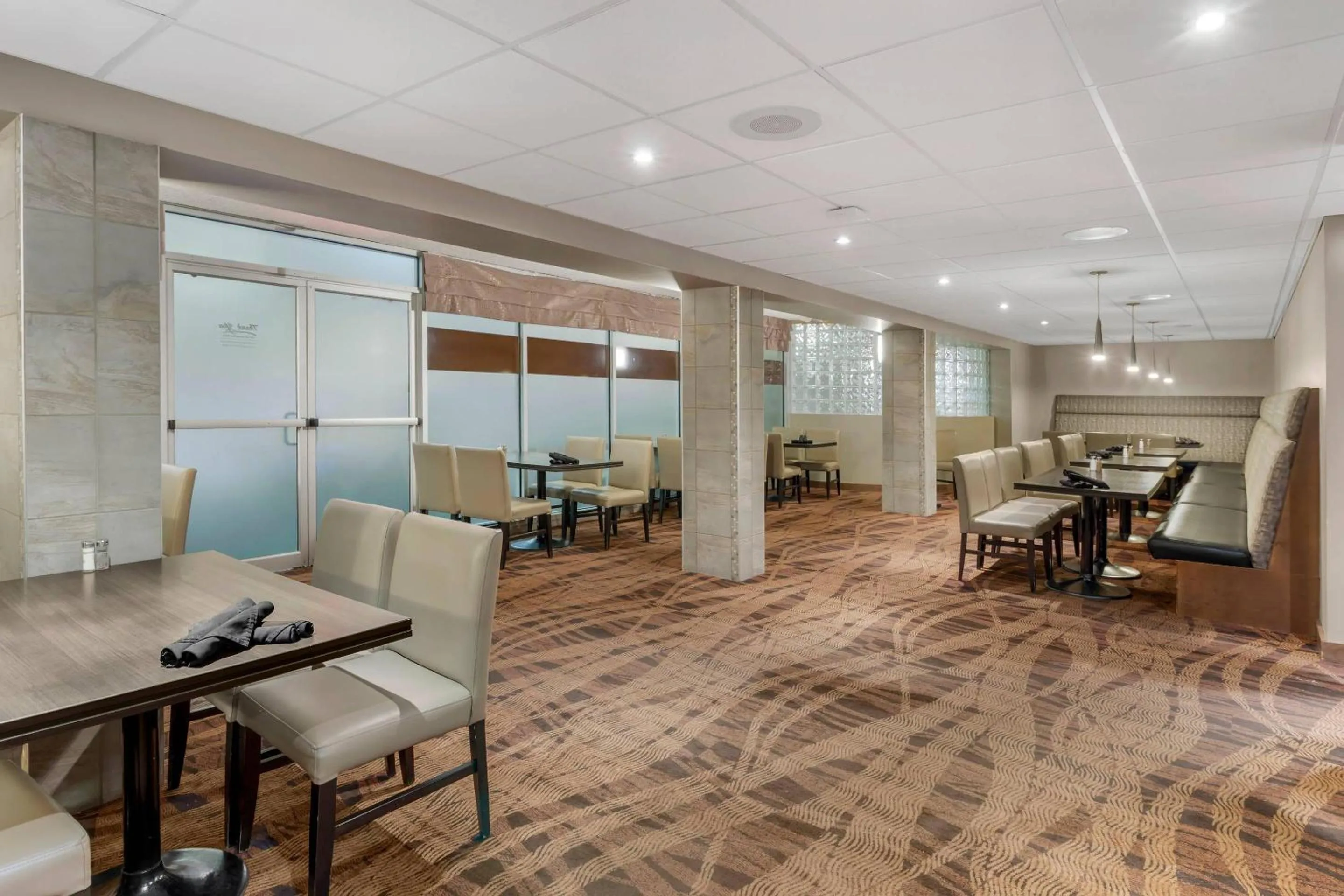 Restaurant/places to eat in Clarion Hotel & Suites