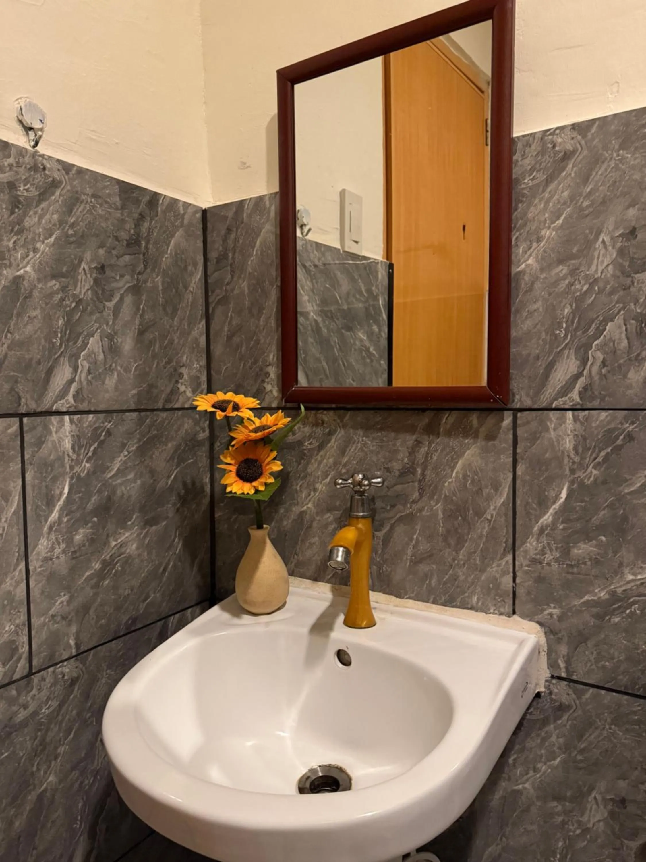 Lolo Bob's Bed And Breakfast