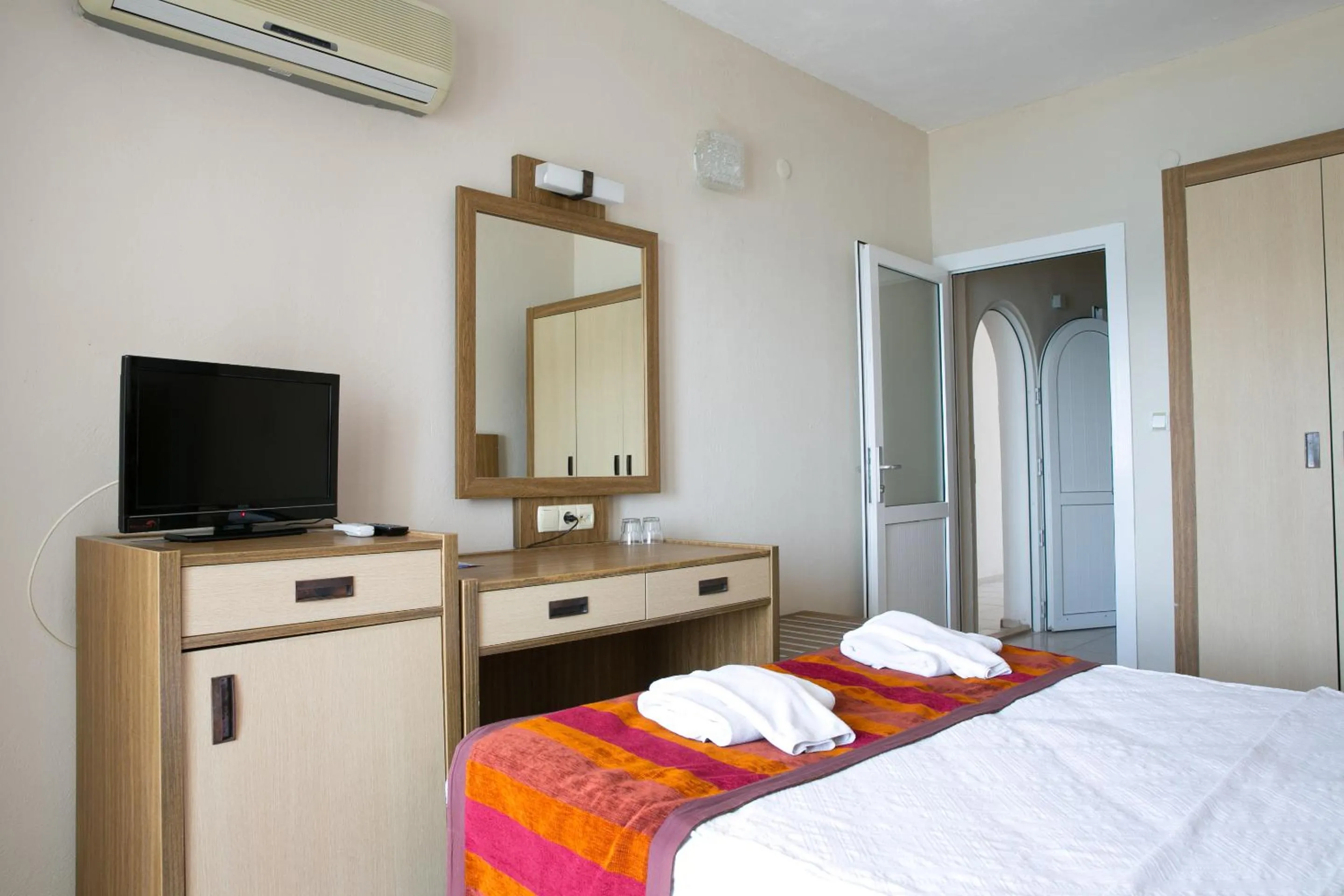 Communal lounge/ TV room, Bed in Greenport Bodrum Hotel