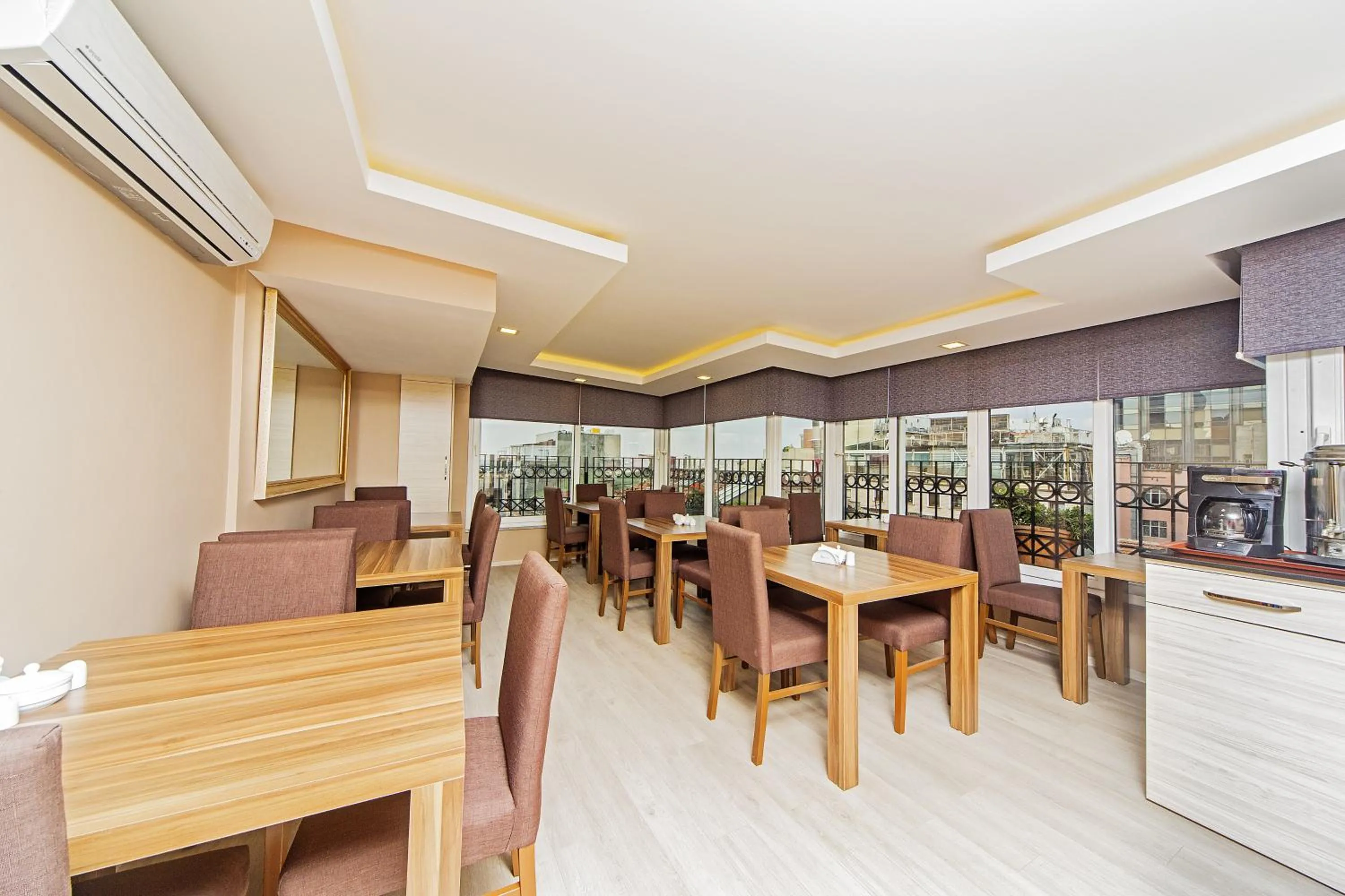 Restaurant/places to eat in Pera Arya Hotel