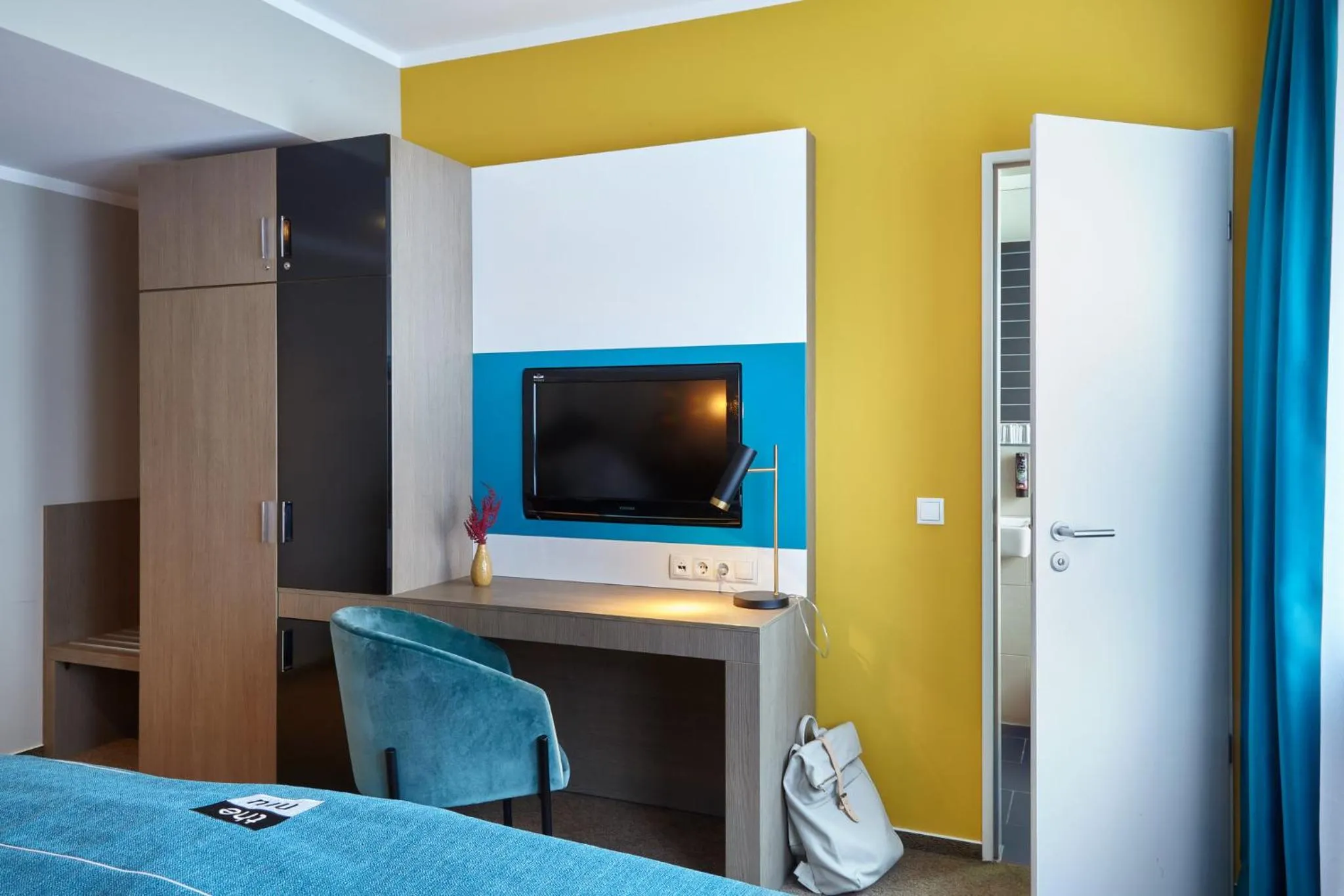 Photo of the whole room, Bed in the niu Fusion