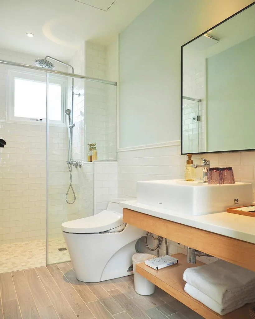 Shower in Notting Leaf B&B