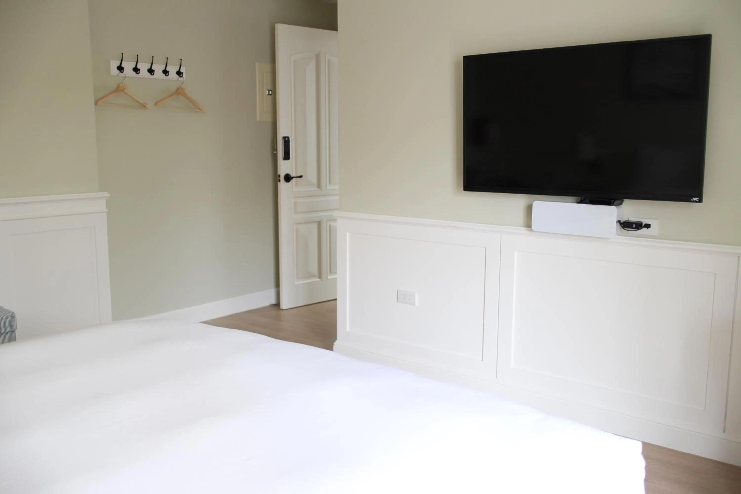 TV and multimedia, Bed in Notting Leaf B&B