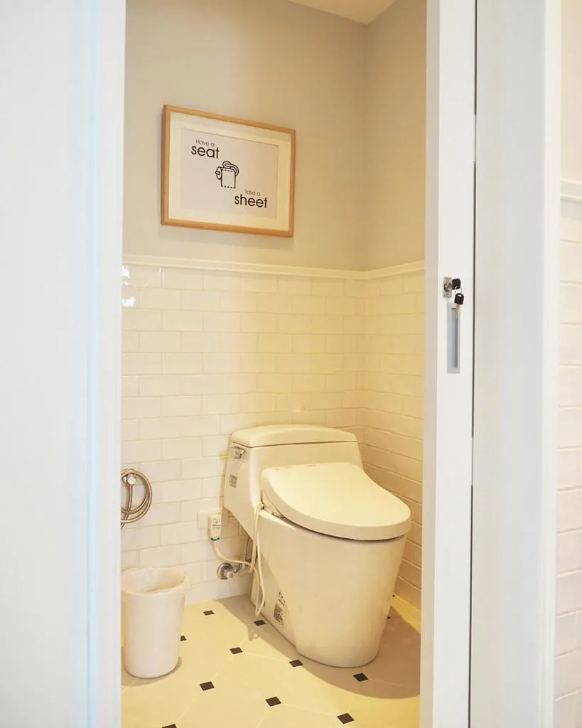Toilet in Notting Leaf B&B