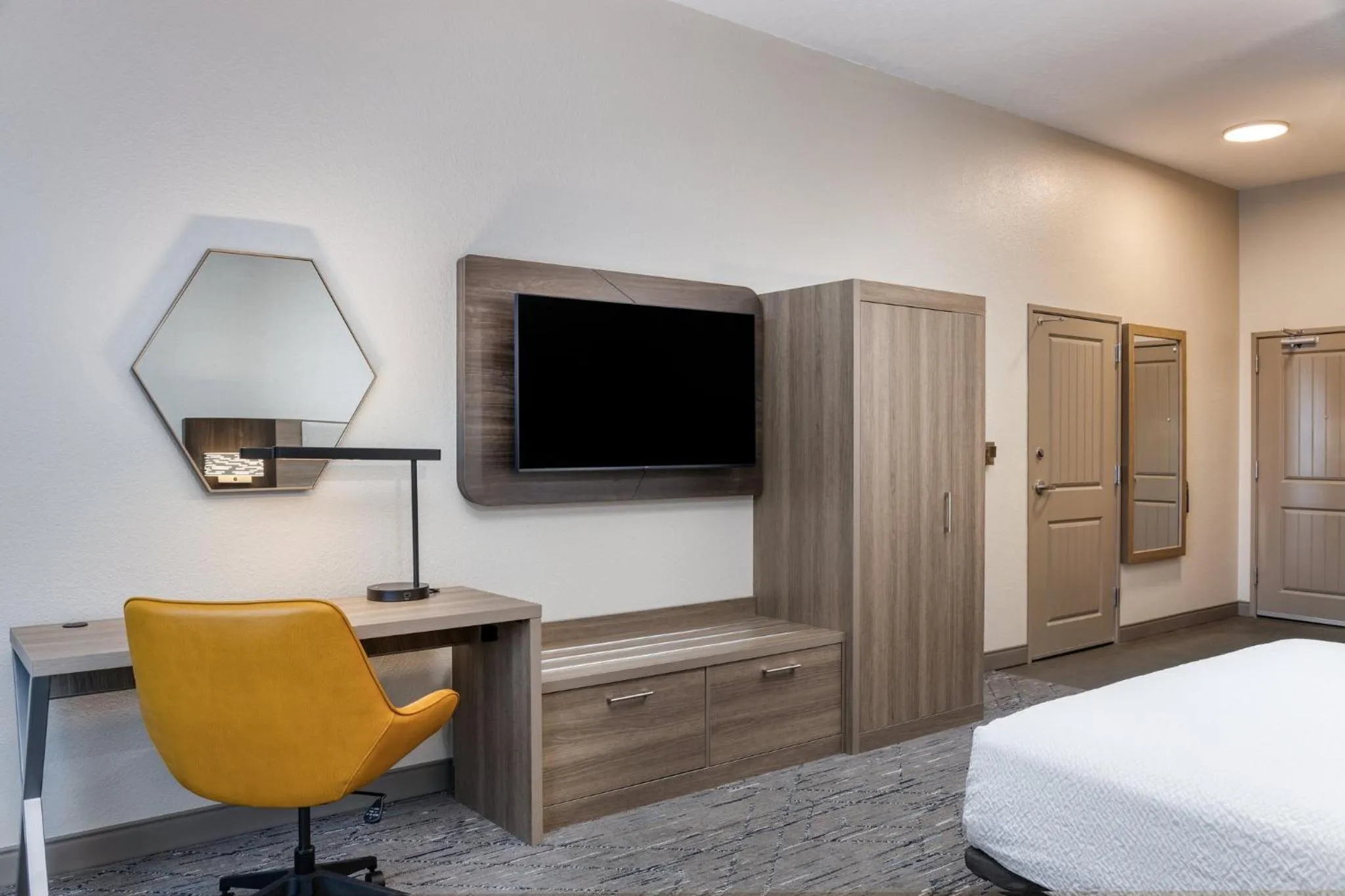 Photo of the whole room, Bed in Holiday Inn Express & Suites - Green Bay East by IHG