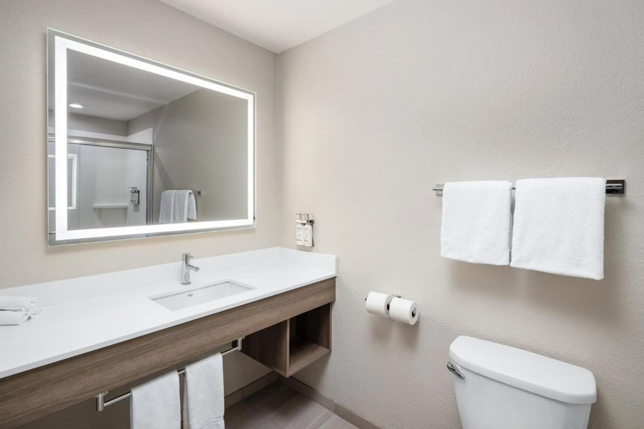 Photo of the whole room in Holiday Inn Express & Suites - Green Bay East by IHG