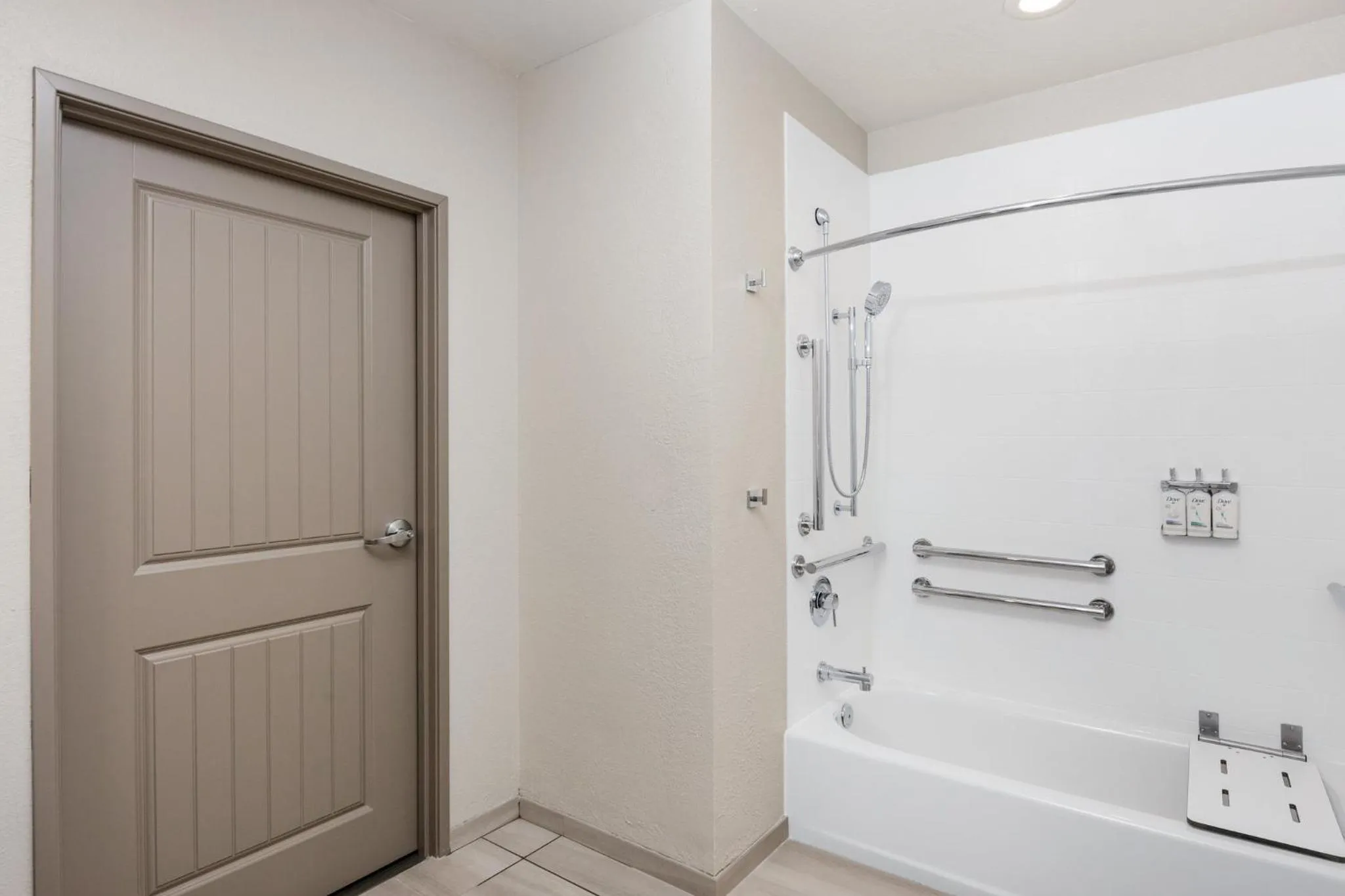 Photo of the whole room in Holiday Inn Express & Suites - Green Bay East by IHG