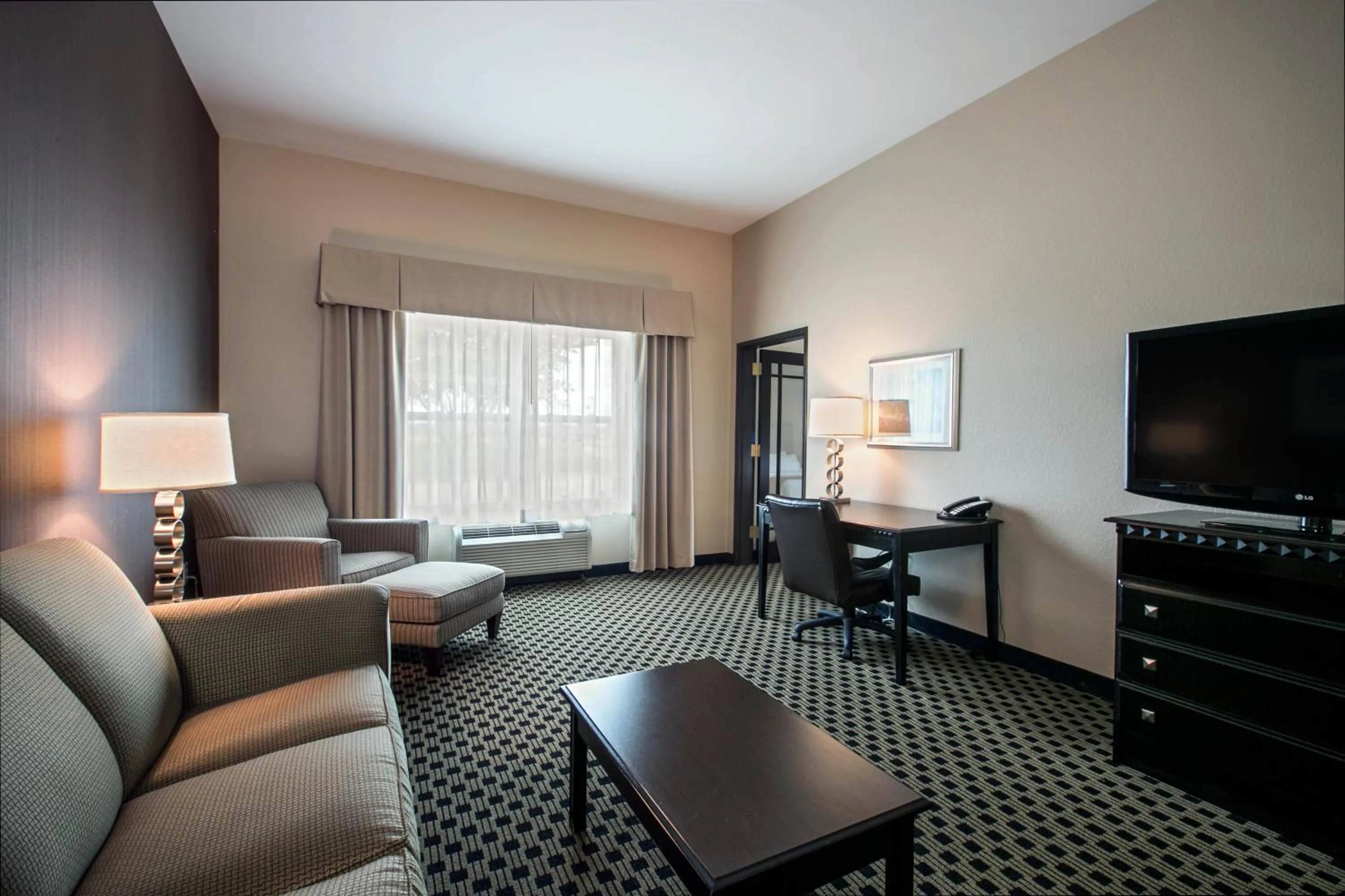 Photo of the whole room in Holiday Inn Express & Suites - Green Bay East by IHG