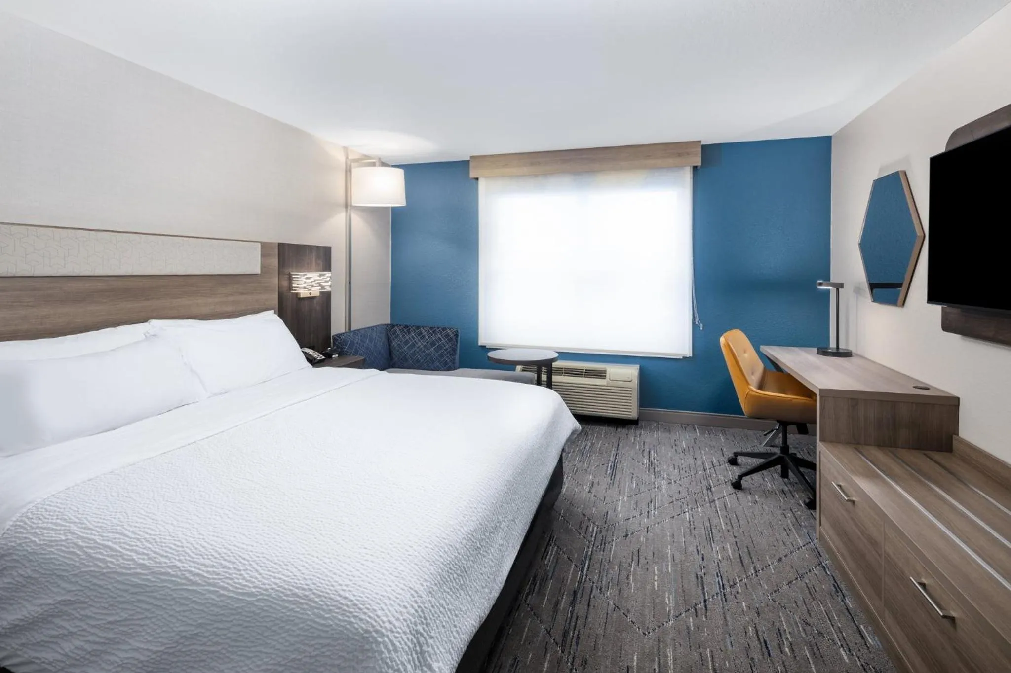 Photo of the whole room, Bed in Holiday Inn Express & Suites - Green Bay East by IHG