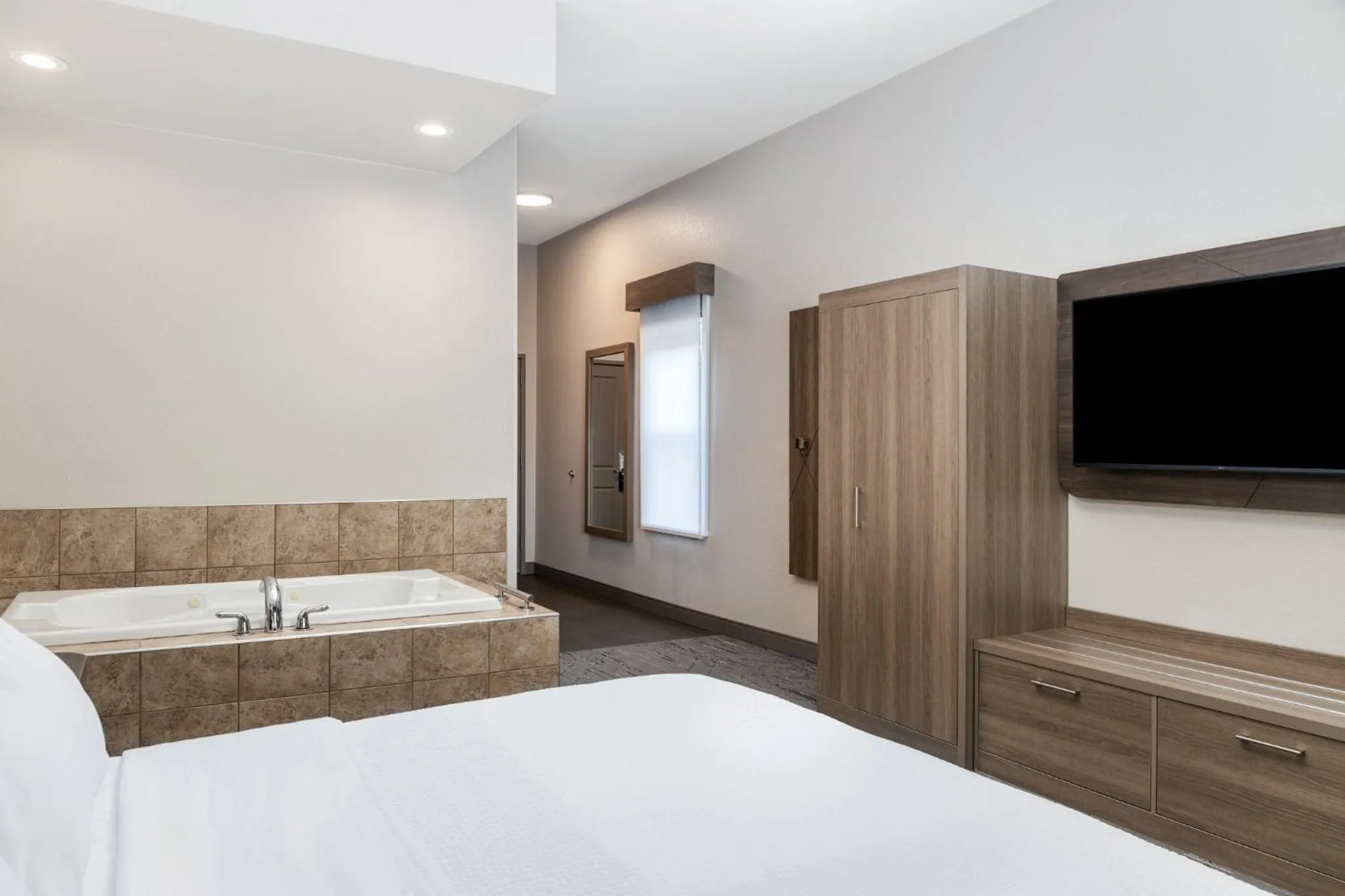 Photo of the whole room, Bed in Holiday Inn Express & Suites - Green Bay East by IHG