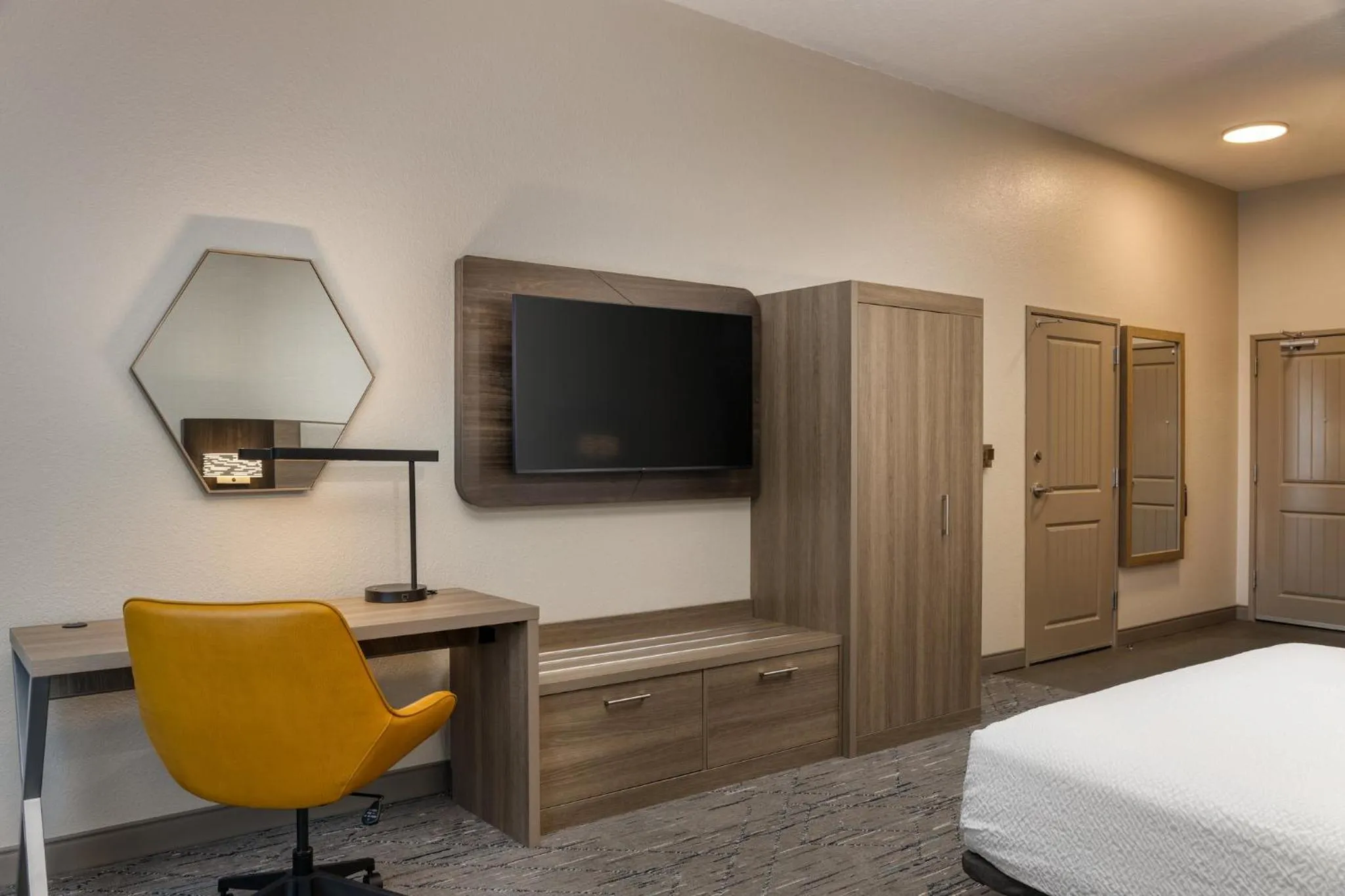 Photo of the whole room, Bed in Holiday Inn Express & Suites - Green Bay East by IHG