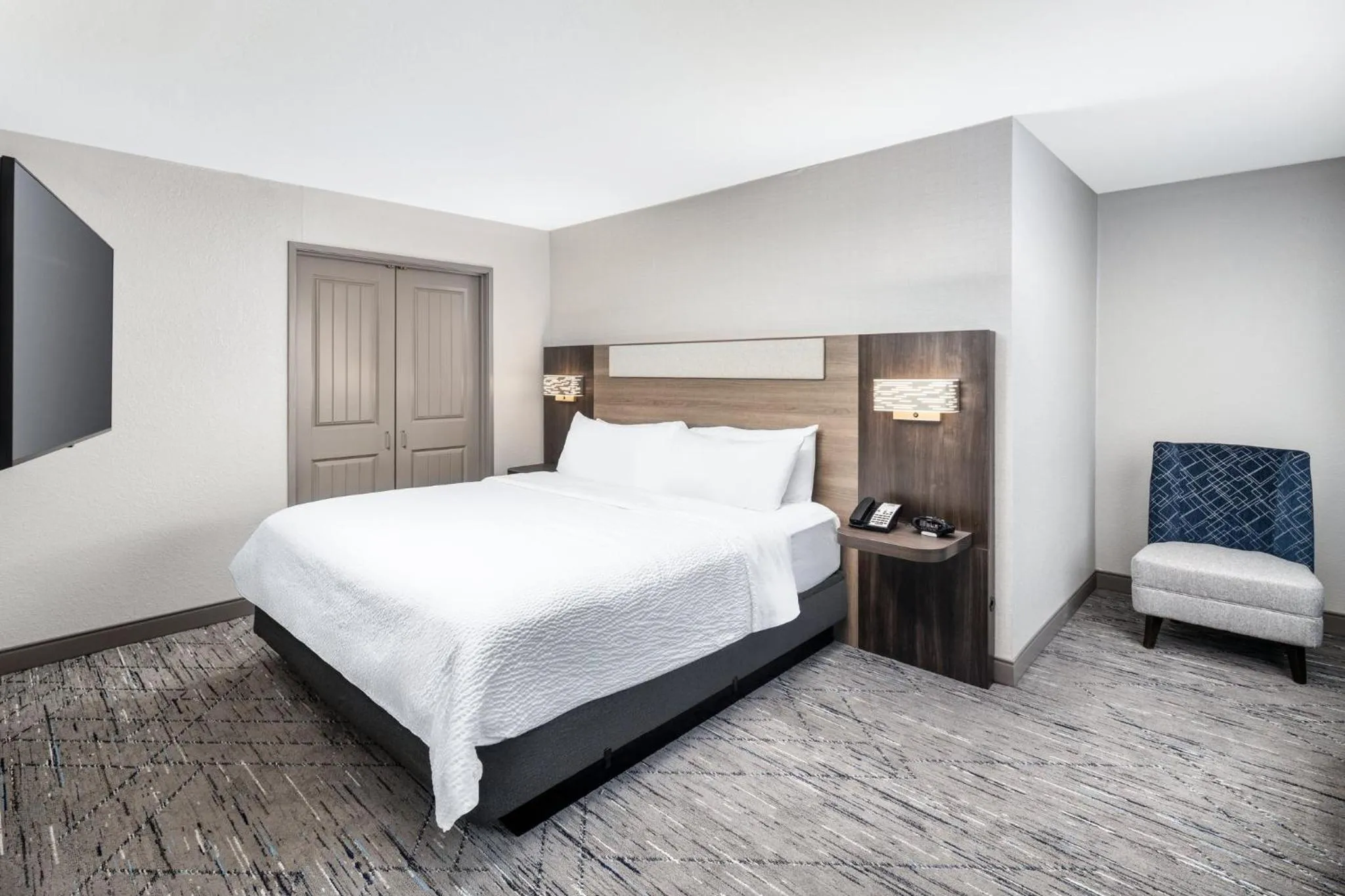 Photo of the whole room, Bed in Holiday Inn Express & Suites - Green Bay East by IHG