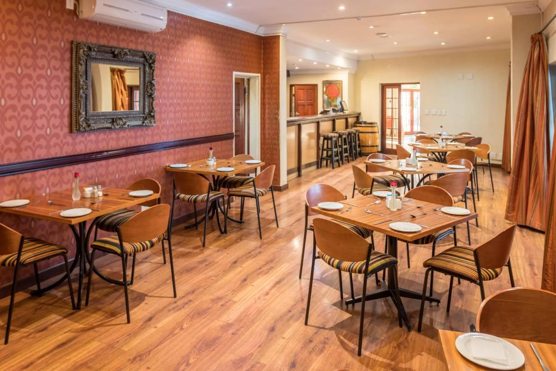 Restaurant/places to eat in Constantia Hotel and Conference Centre