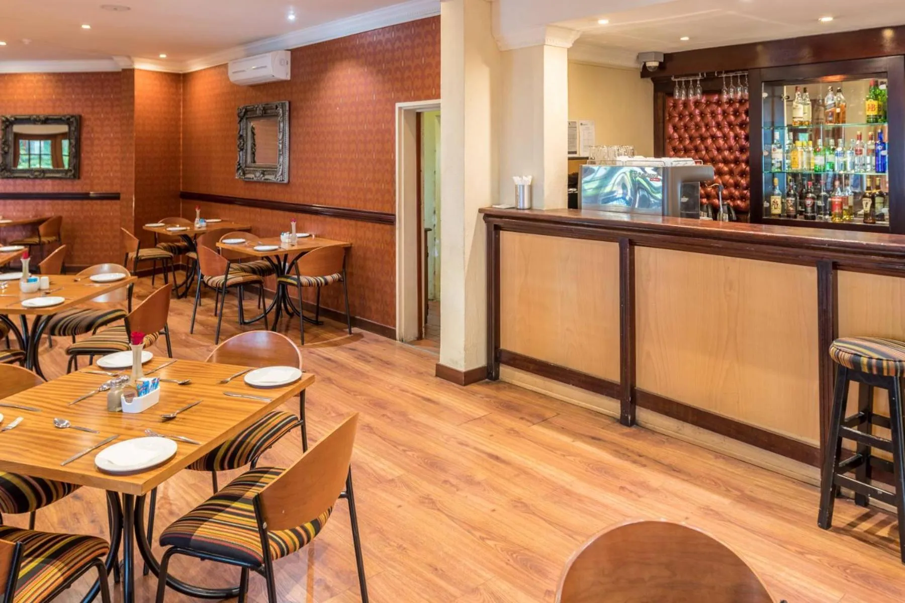 Restaurant/places to eat in Constantia Hotel and Conference Centre