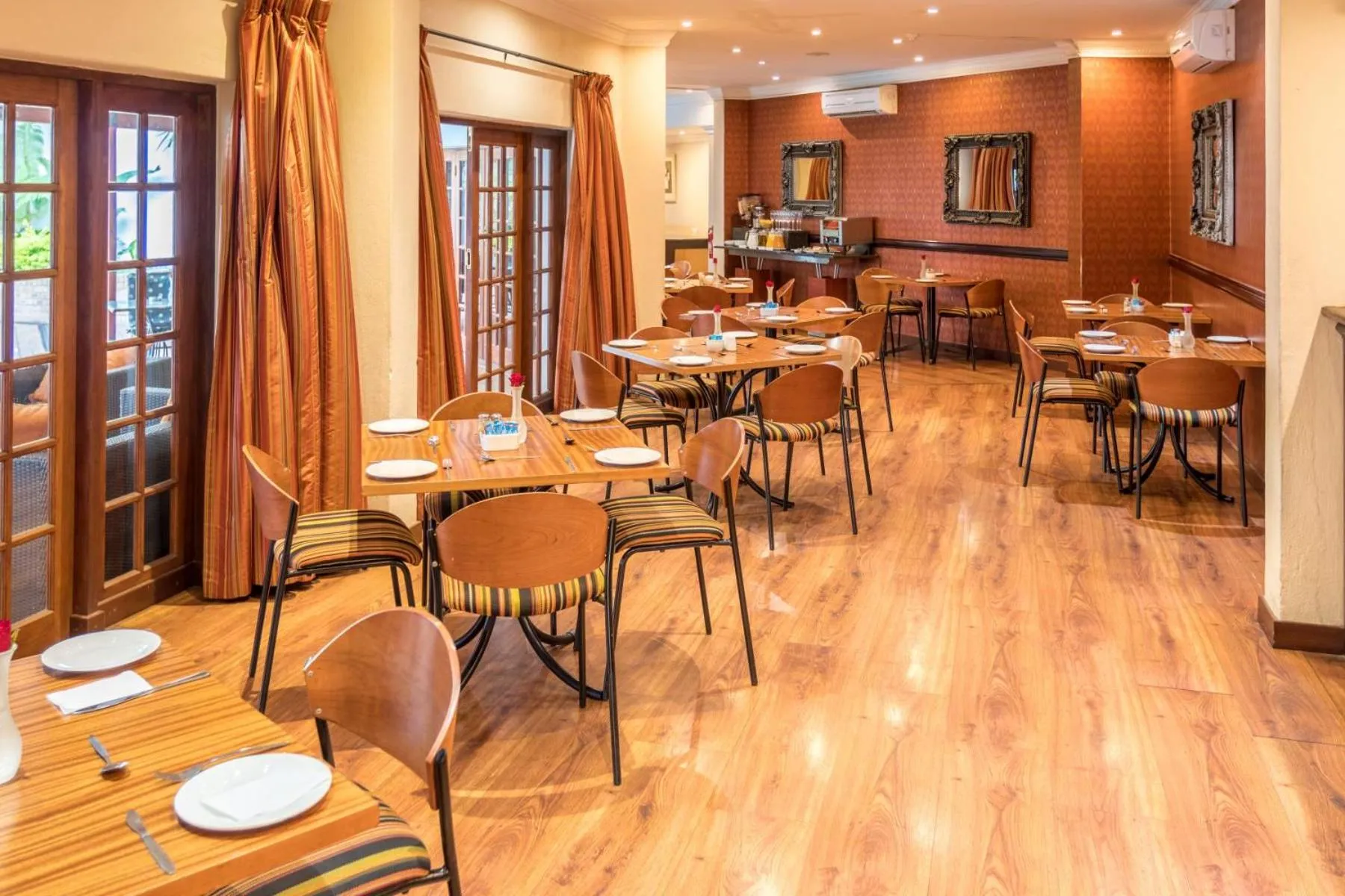 Restaurant/places to eat in Constantia Hotel and Conference Centre