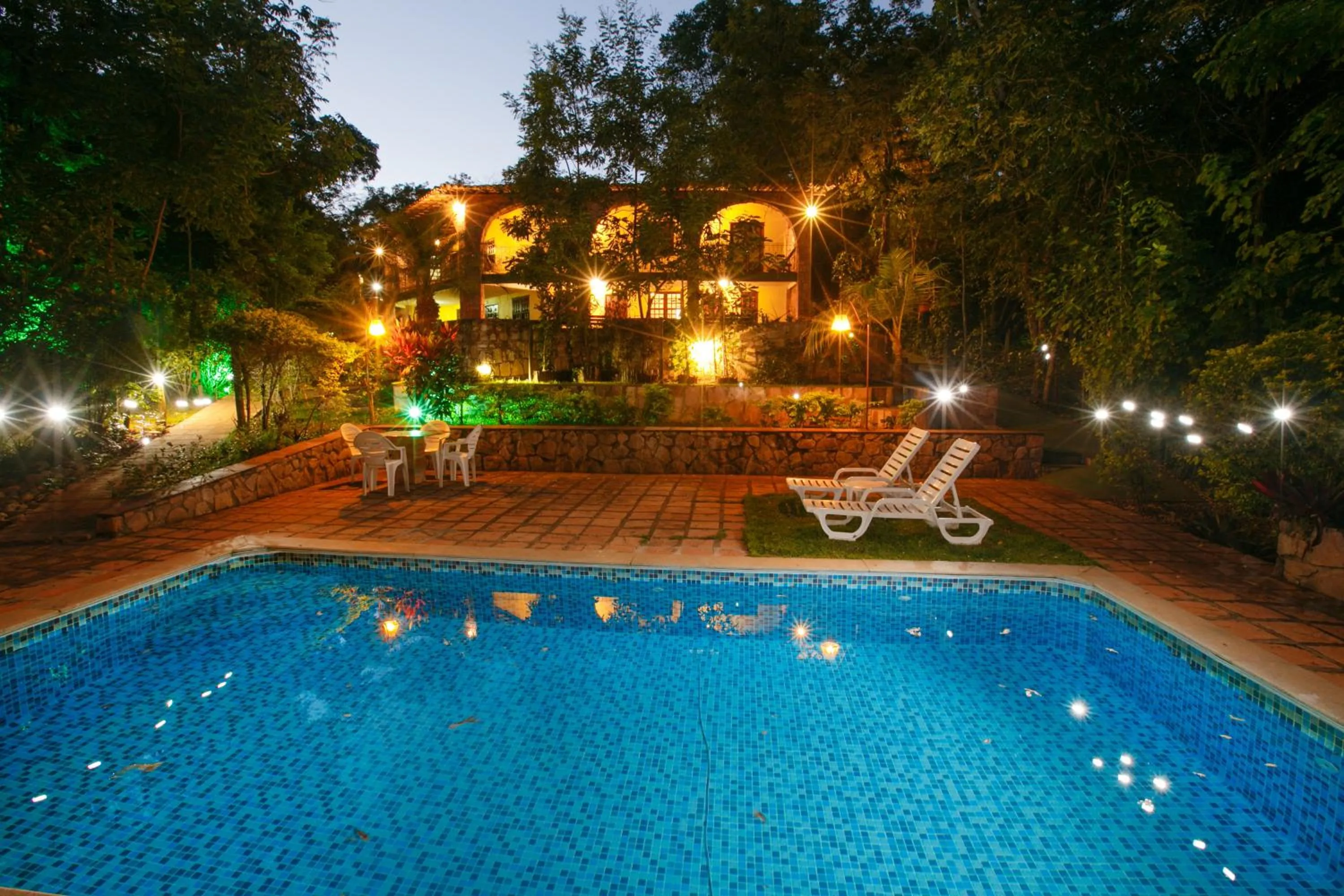 Swimming pool in Pousada Canto No Bosque