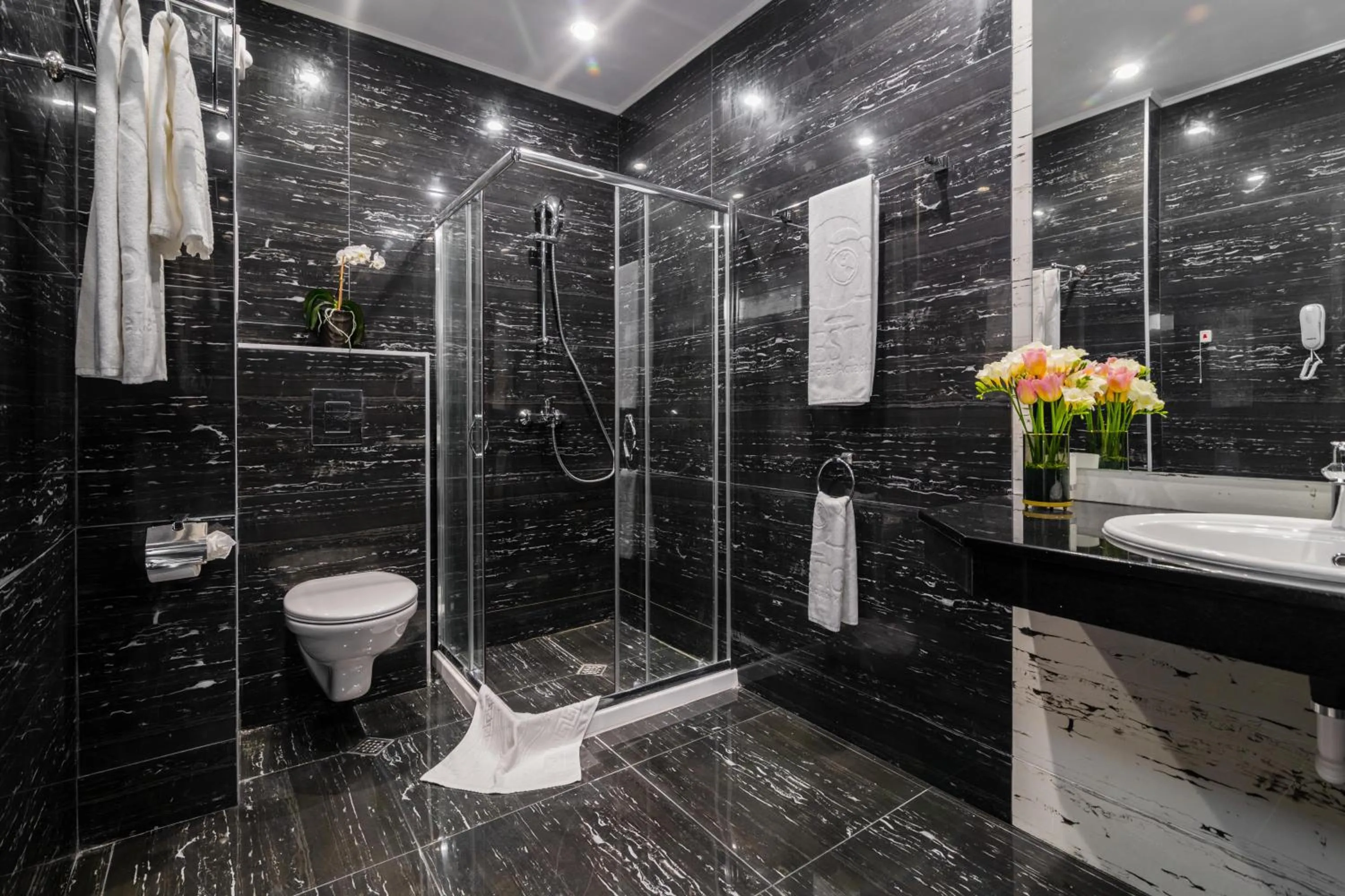 Shower in Prestige Deluxe Hotel Aquapark Club - All inclusive