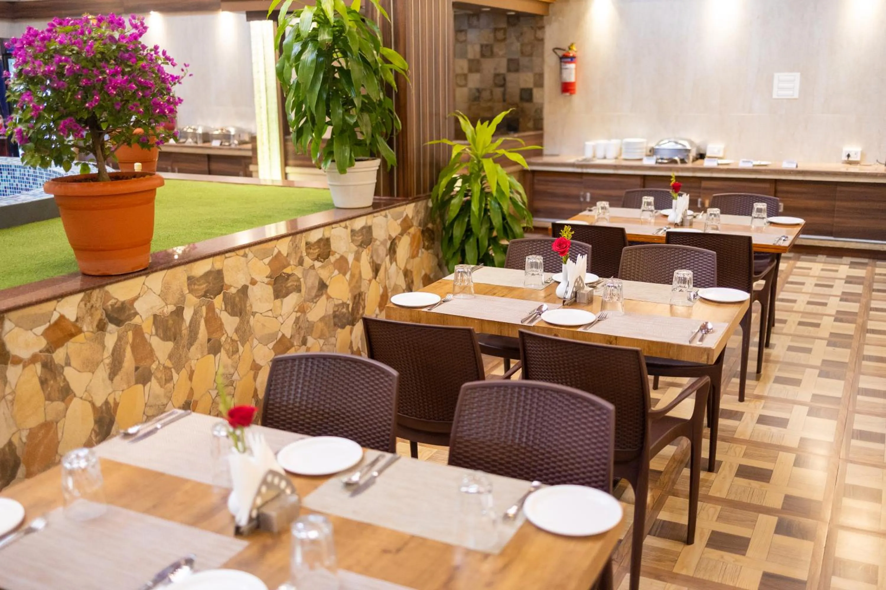 Restaurant/places to eat in IBC Honeydew Exotica Resort