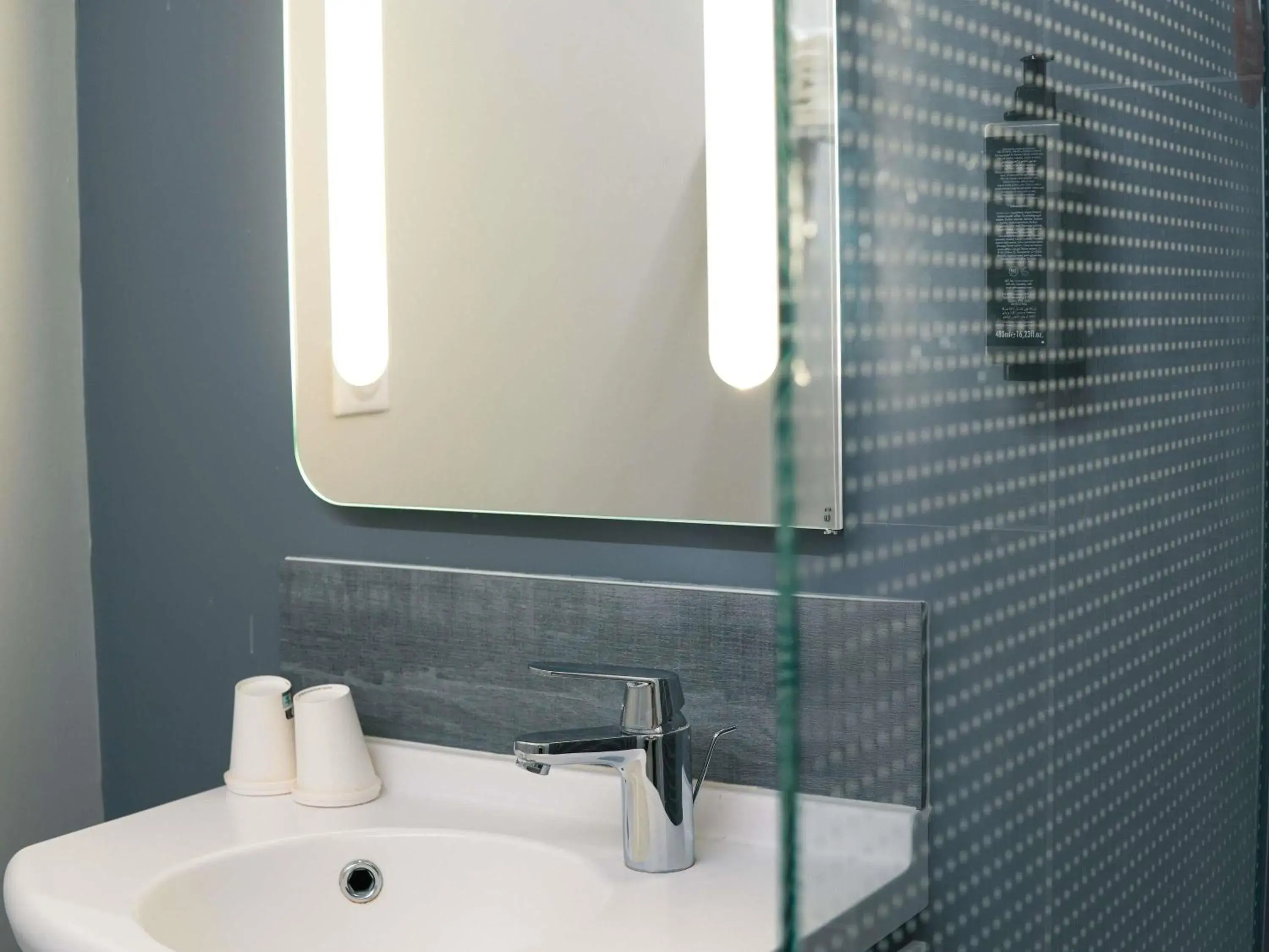 Bedroom in ibis Caen Porte d’Angleterre Bedroom in ibis Caen Porte d’Angleterre