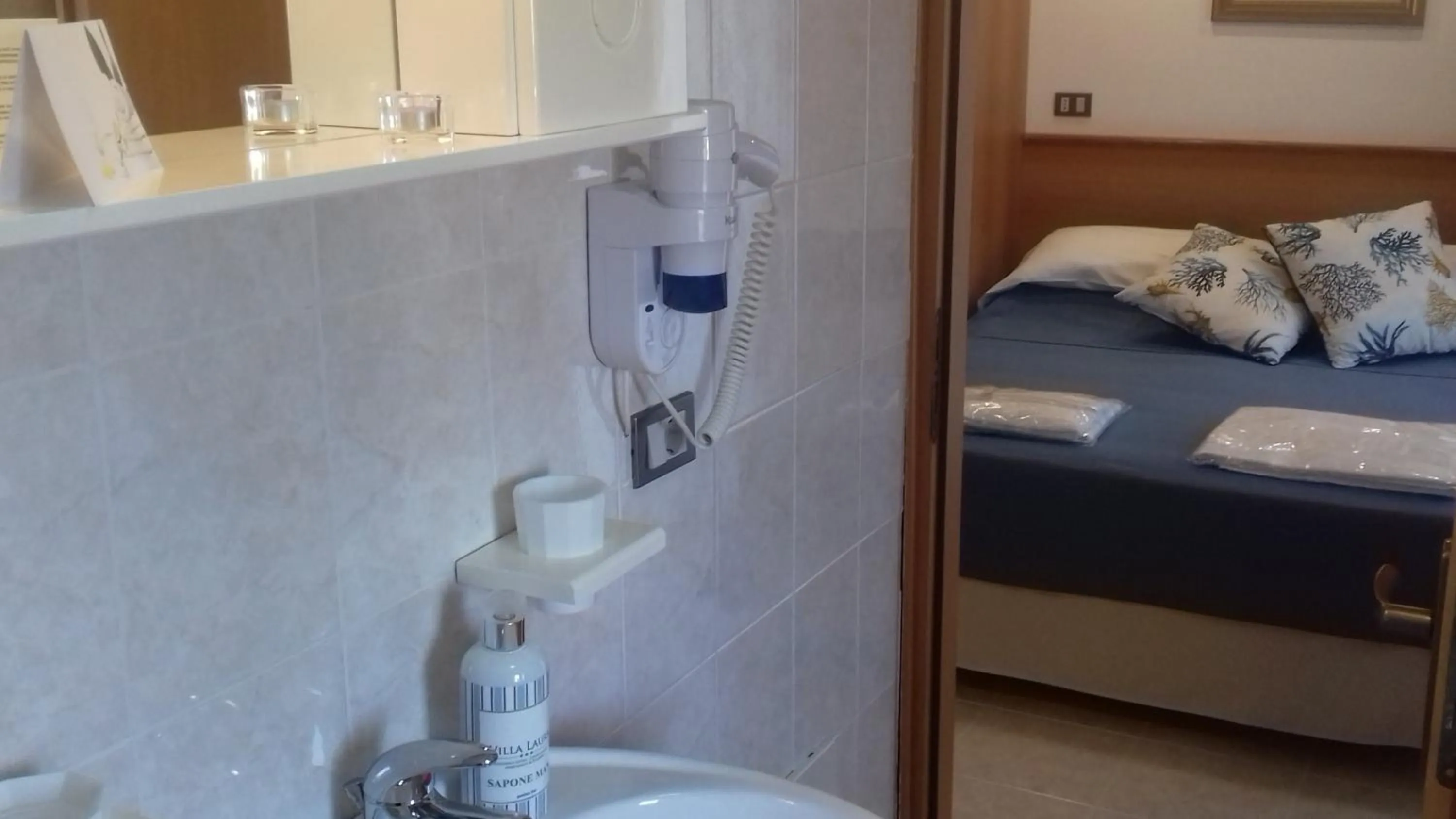 Bathroom, Bed in Villa Laura Residence Hotel Apartments & Studios