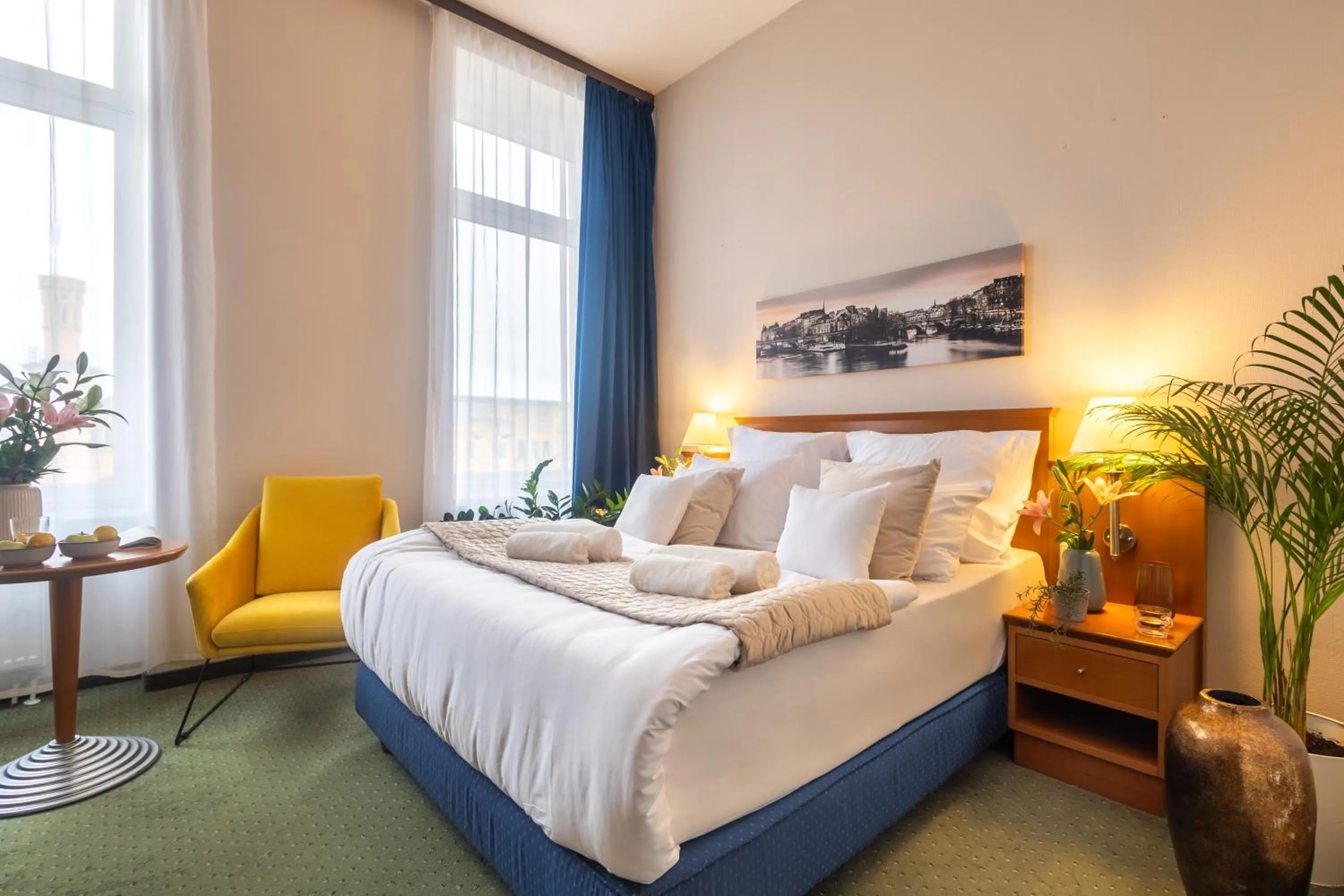 Living room, Bed in Hotel Sofia by The Railway Station Wroclaw