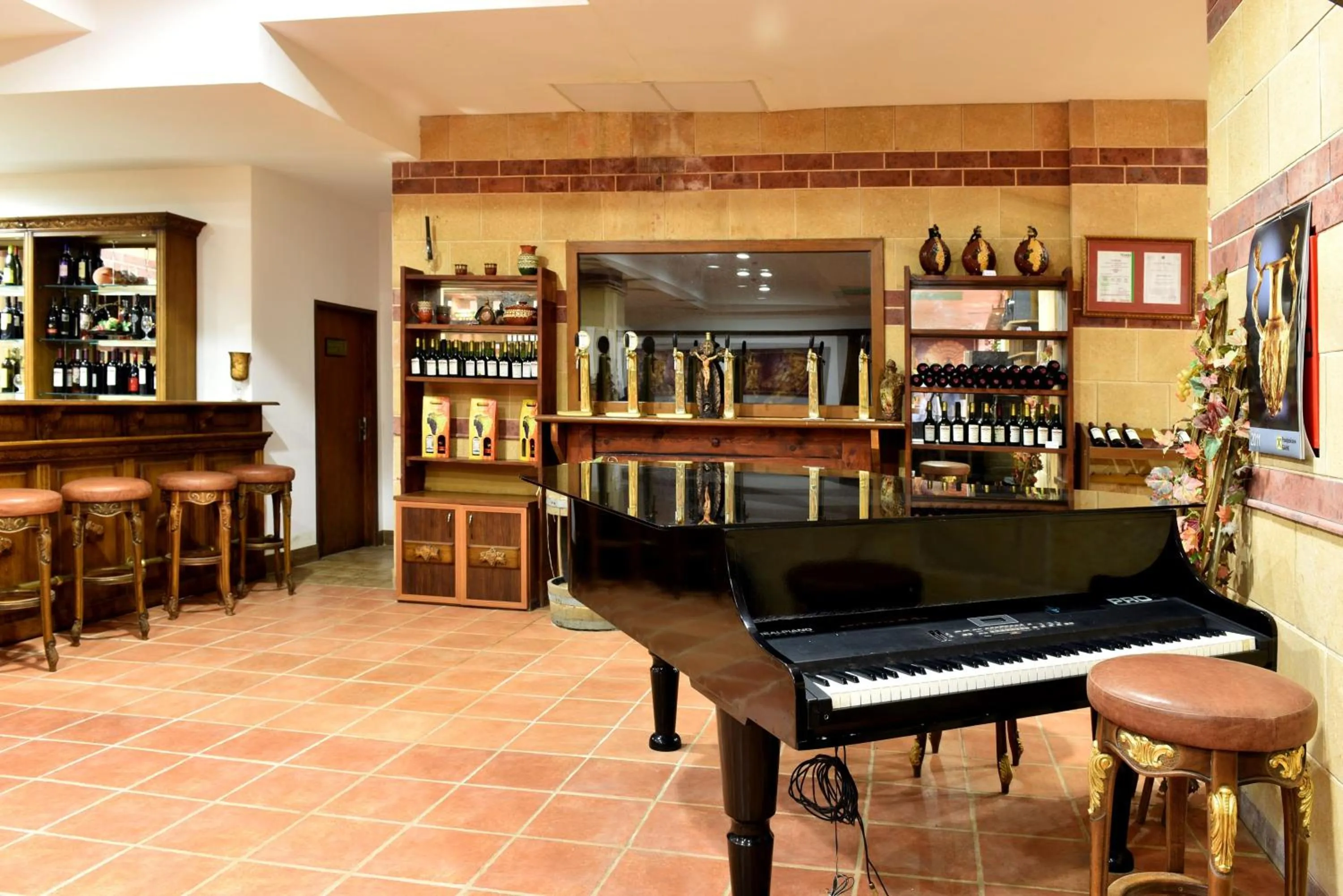 Restaurant/places to eat in Hotel Estreya Palace