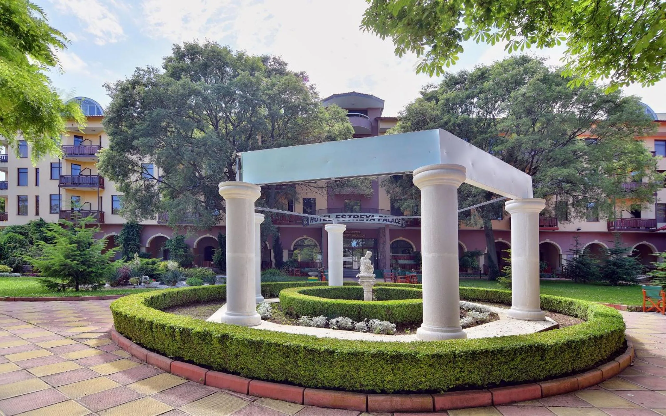 Garden in Hotel Estreya Palace