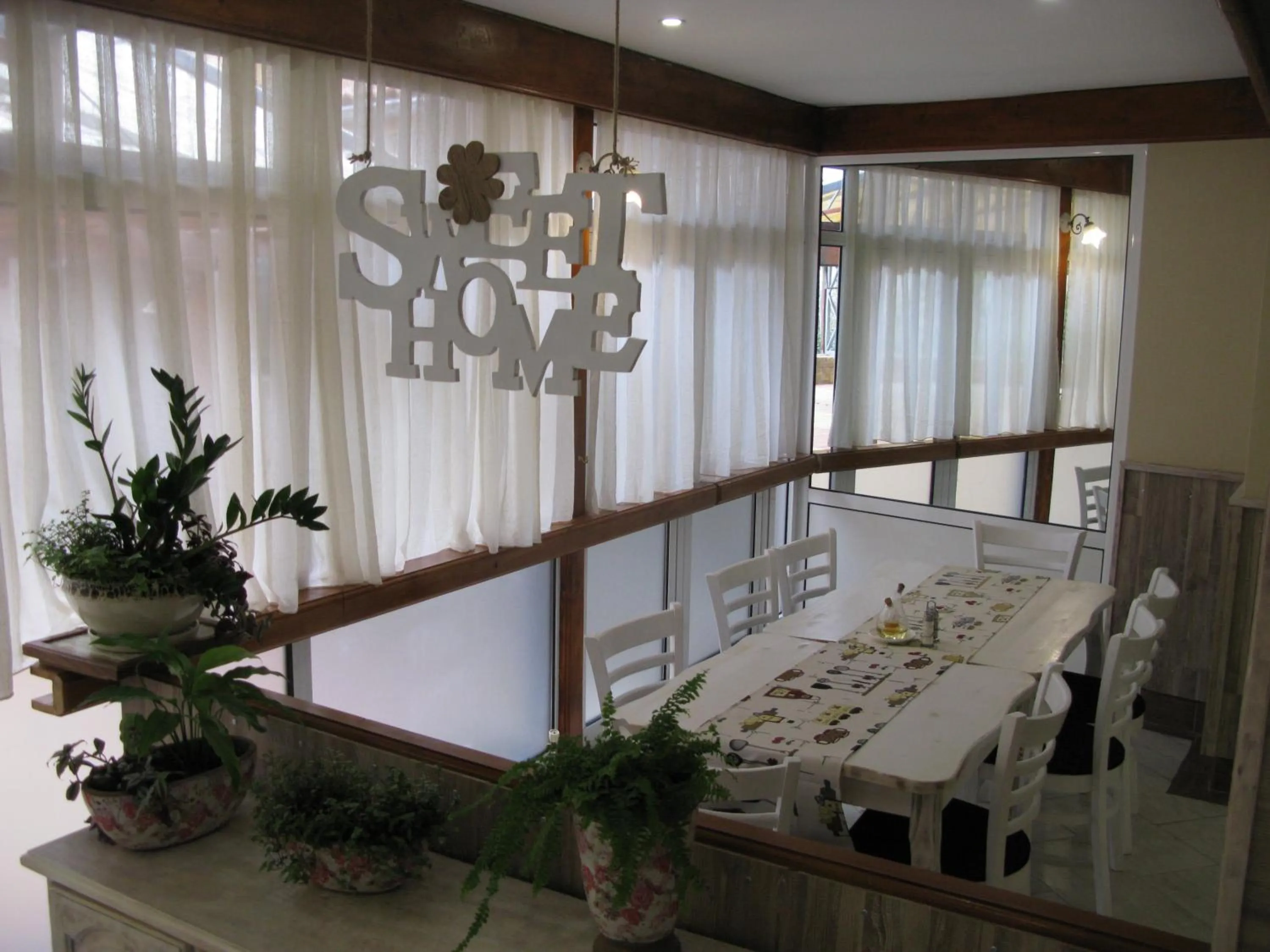 Restaurant/places to eat in Hotel Estreya Palace