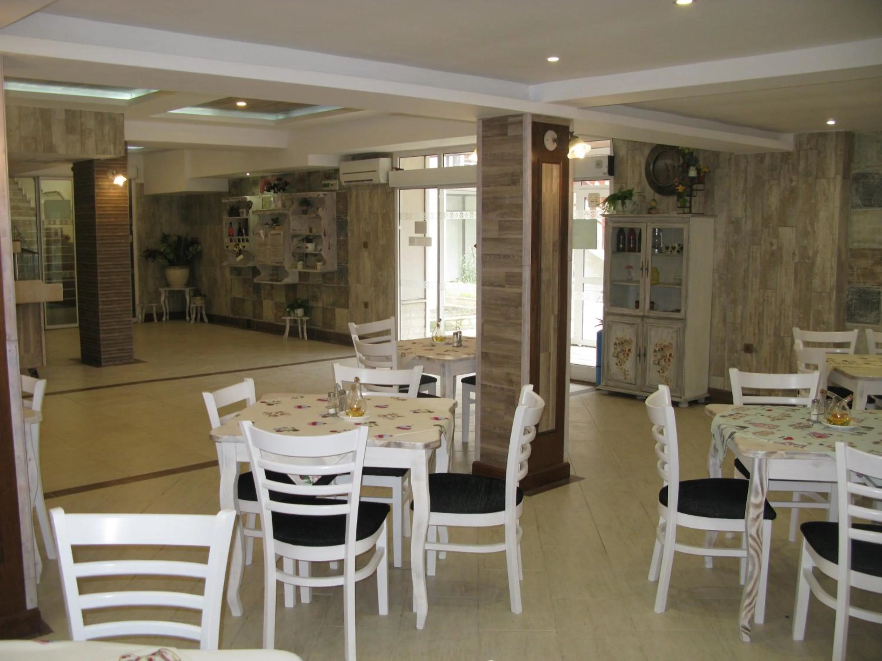 Restaurant/places to eat in Hotel Estreya Palace