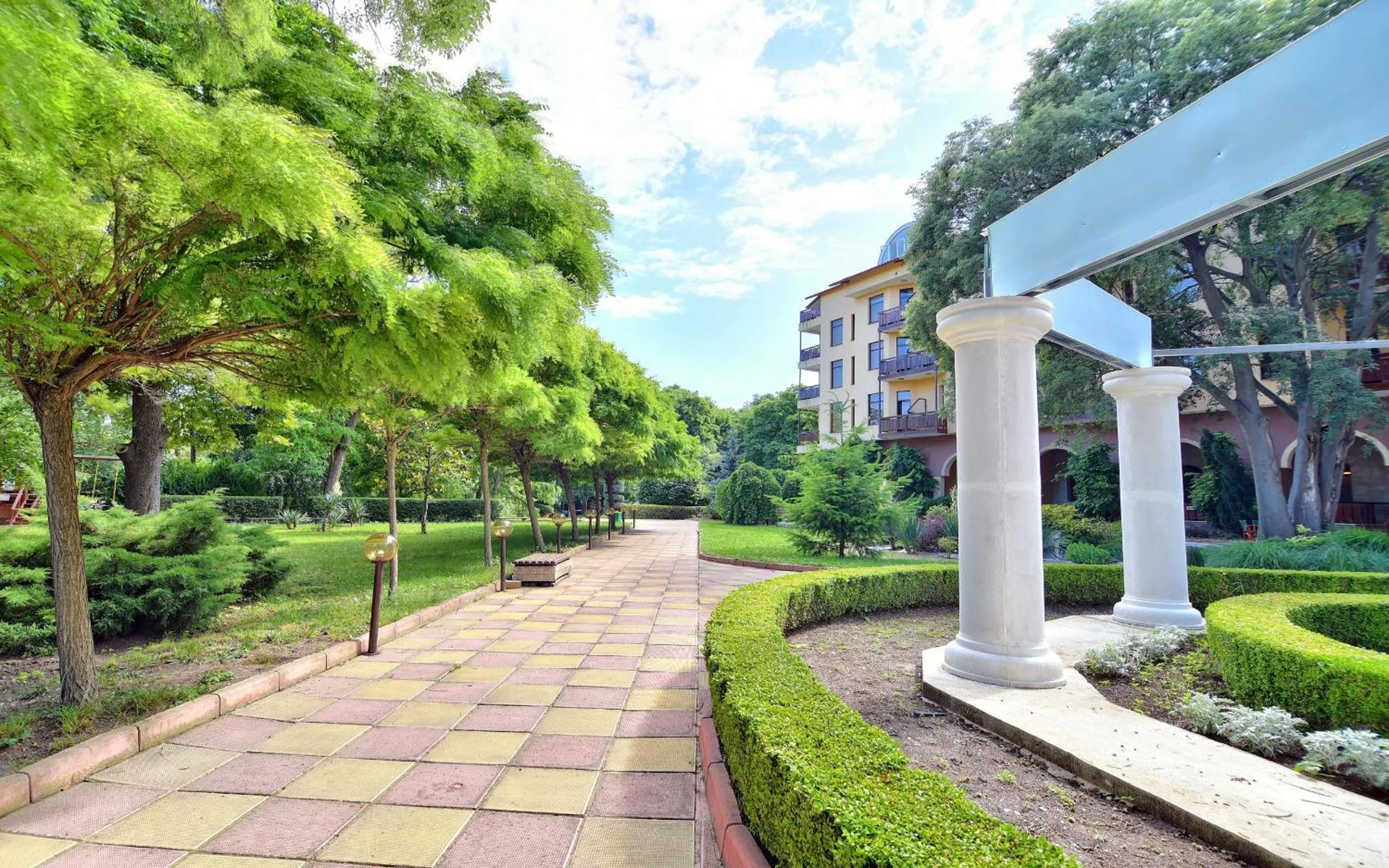 Garden in Hotel Estreya Palace