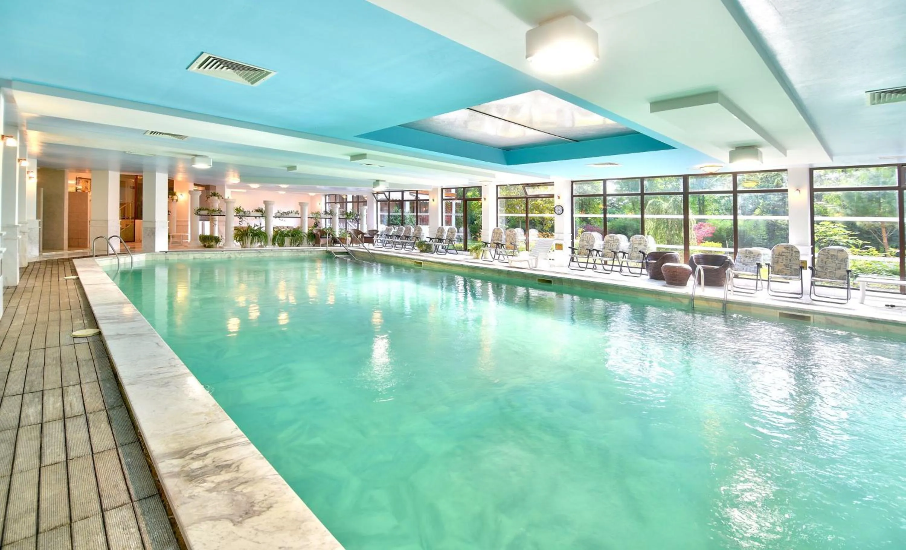Swimming pool in Hotel Estreya Palace