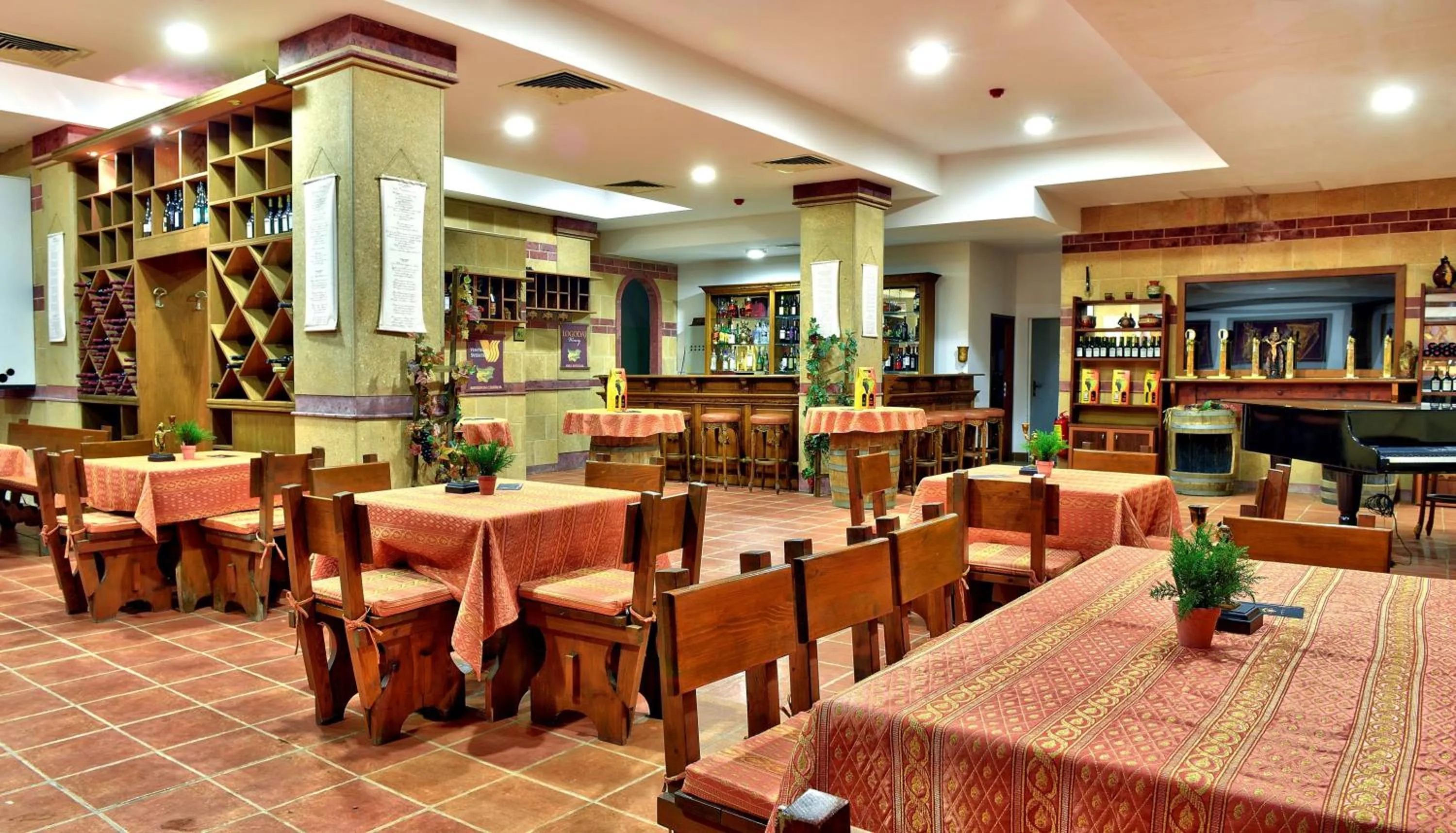 Restaurant/places to eat in Hotel Estreya Palace