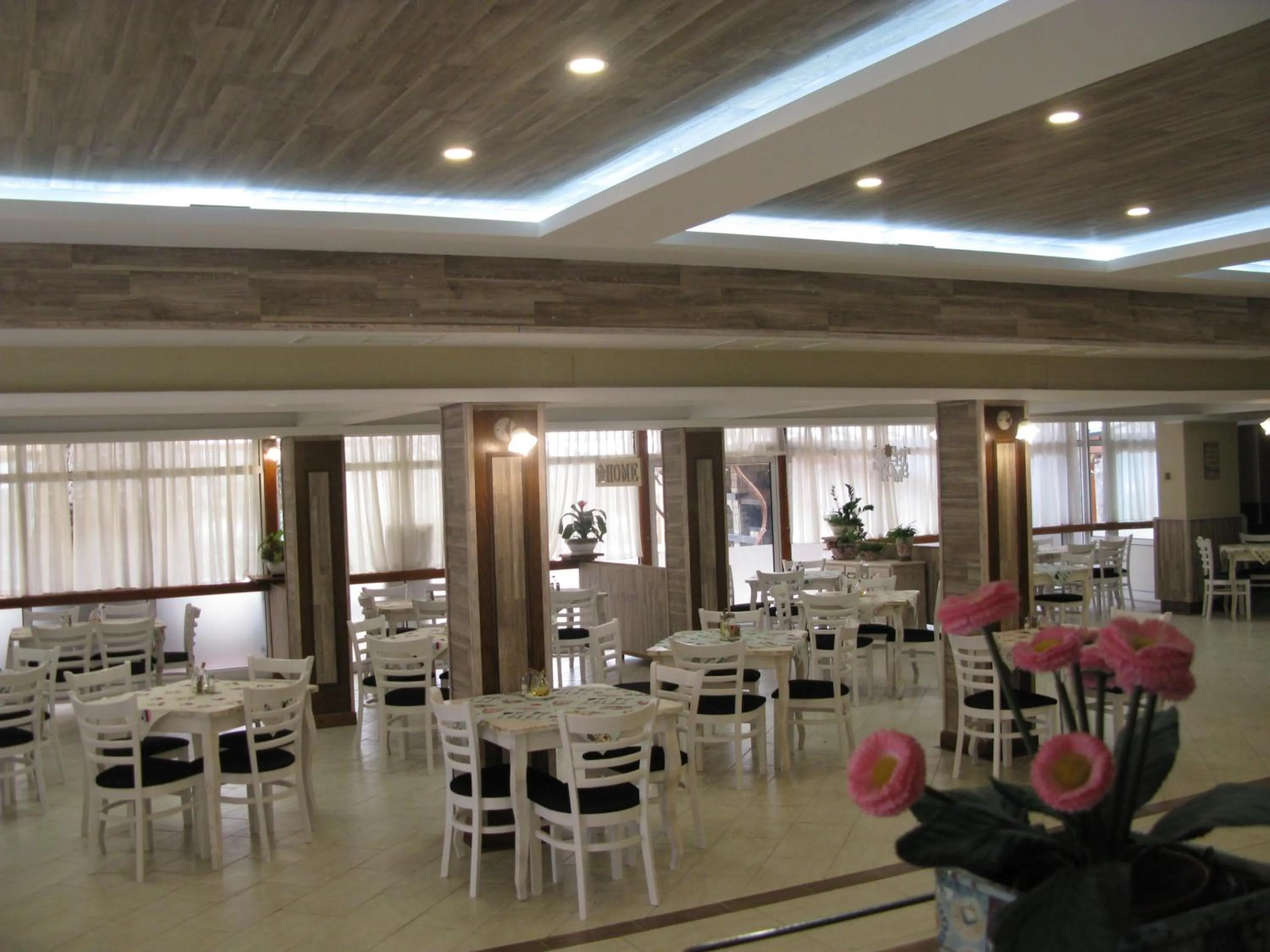 Restaurant/places to eat in Hotel Estreya Palace