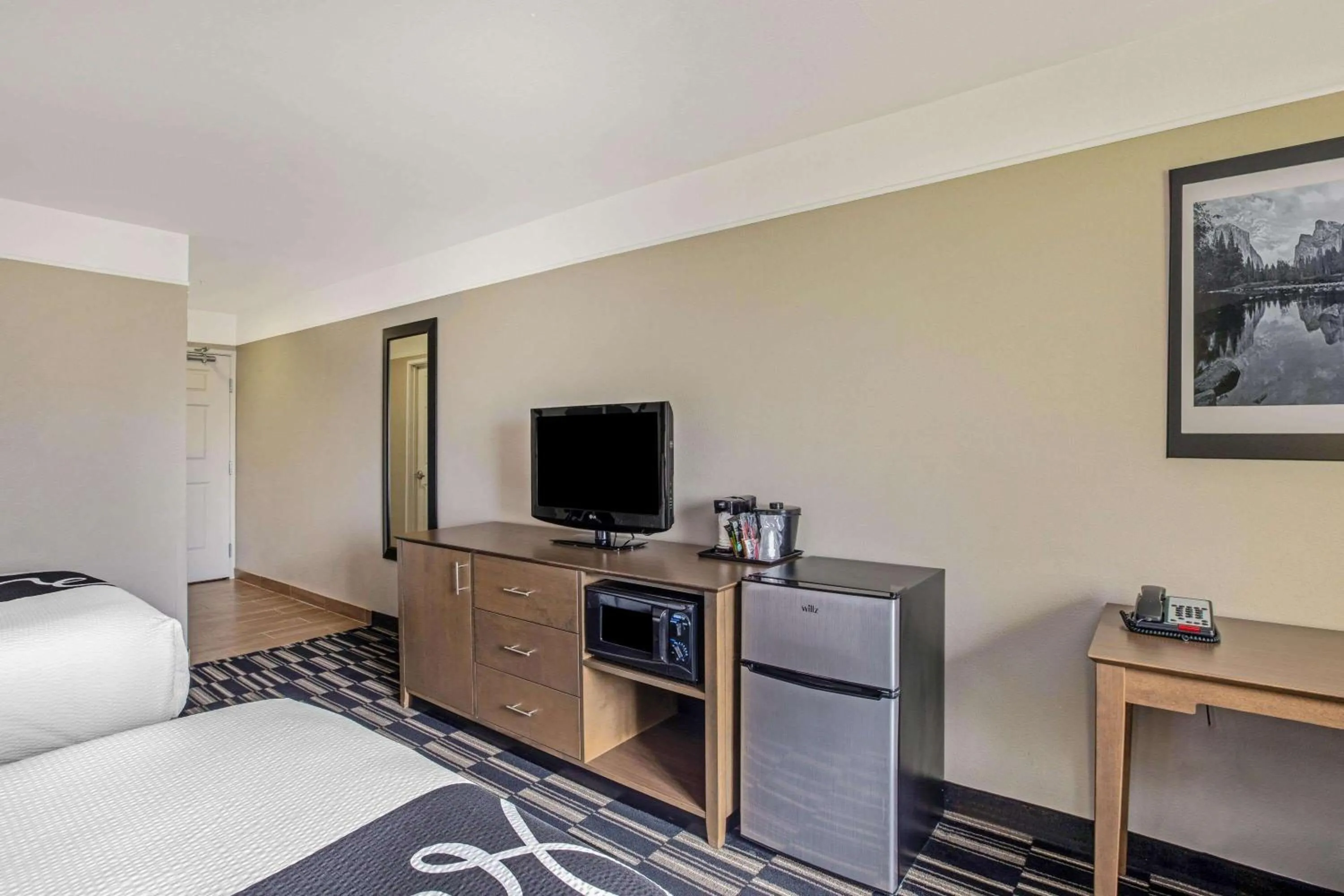 Photo of the whole room, Bed in La Quinta by Wyndham Modesto Salida