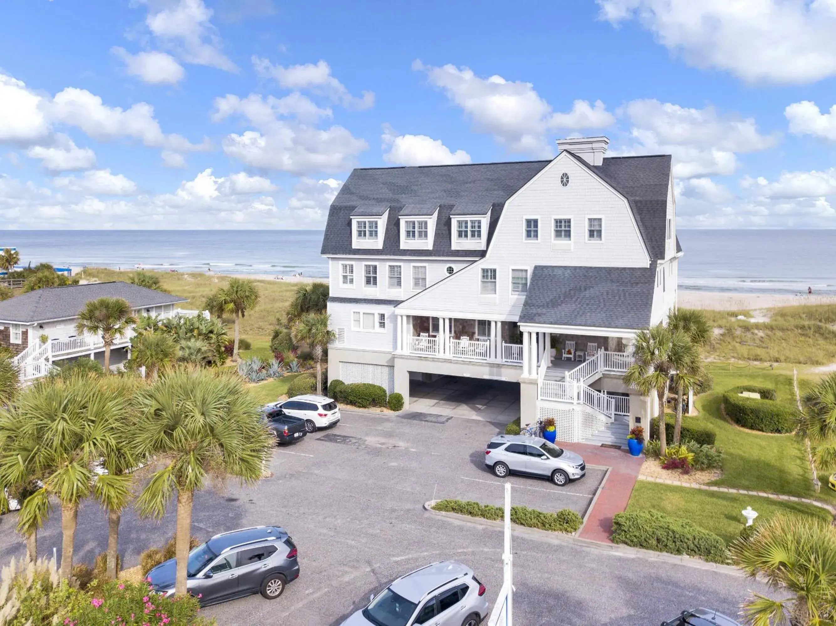 Property building in Elizabeth Pointe Lodge Property building in Elizabeth Pointe Lodge