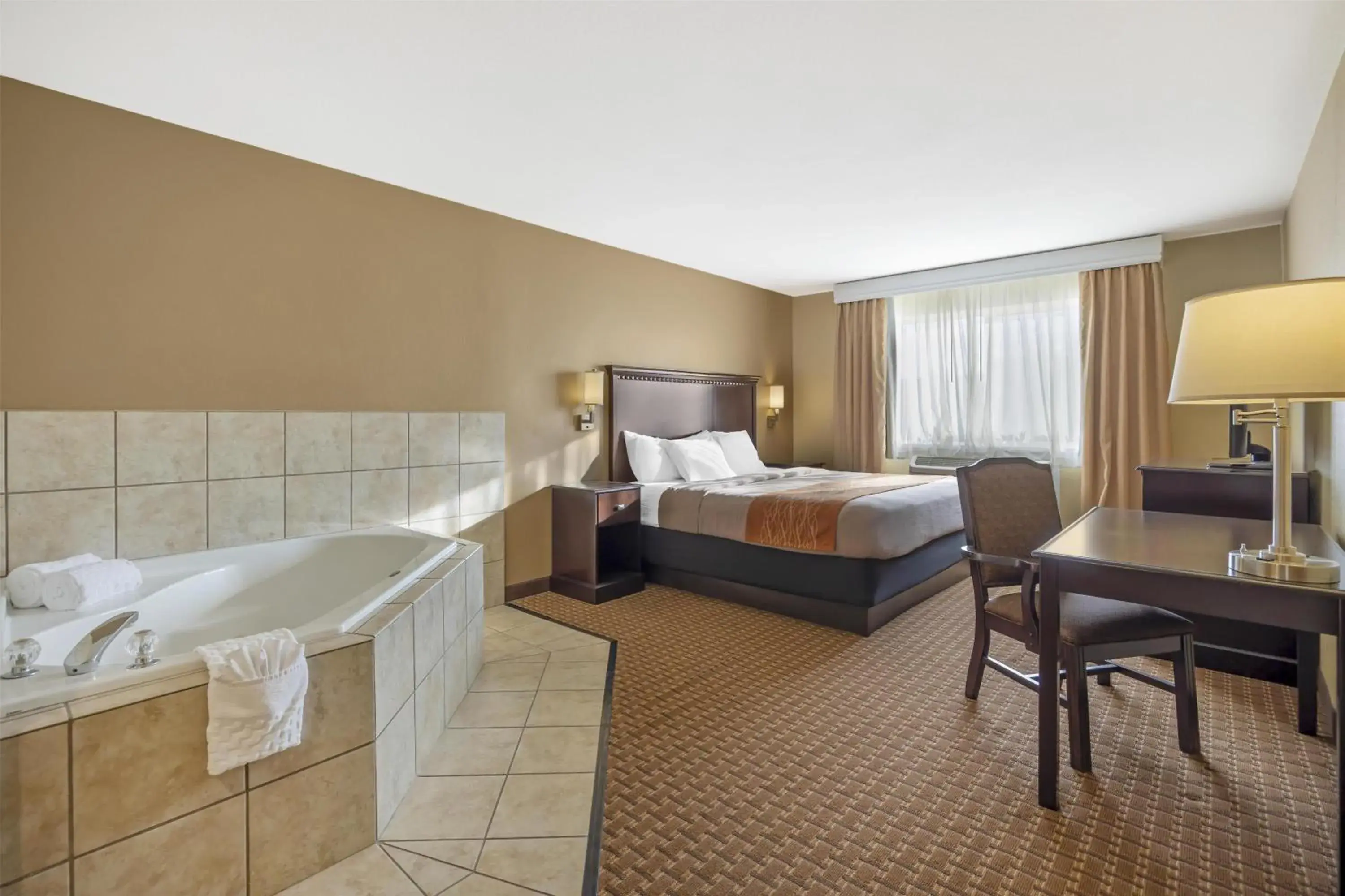 Kitchen or kitchenette, Bed in Best Western Plus Vintage Valley Inn Kitchen or kitchenette, Bed in Best Western Plus Vintage Valley Inn