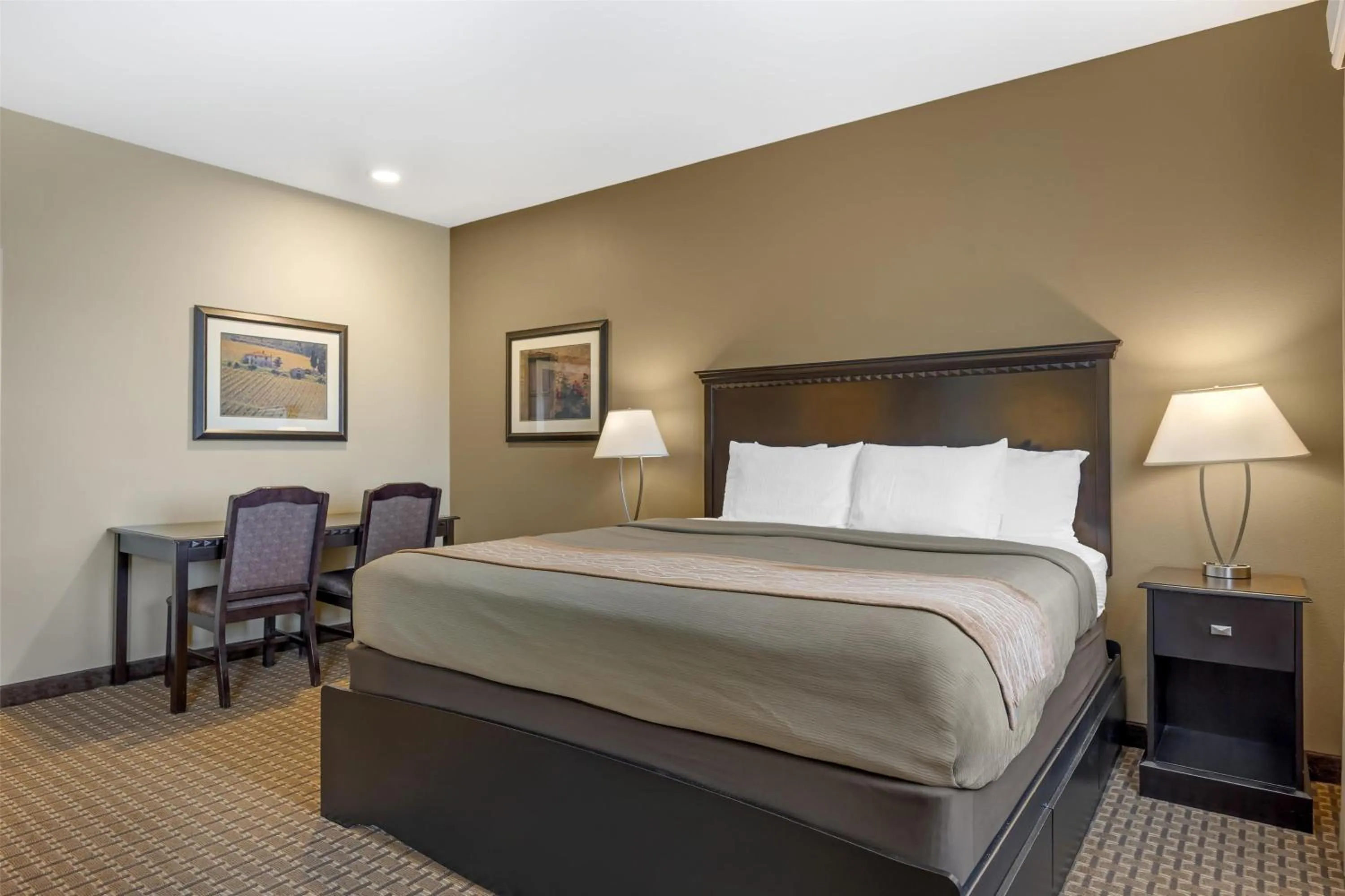 Photo of the whole room, Bed in Best Western Plus Vintage Valley Inn