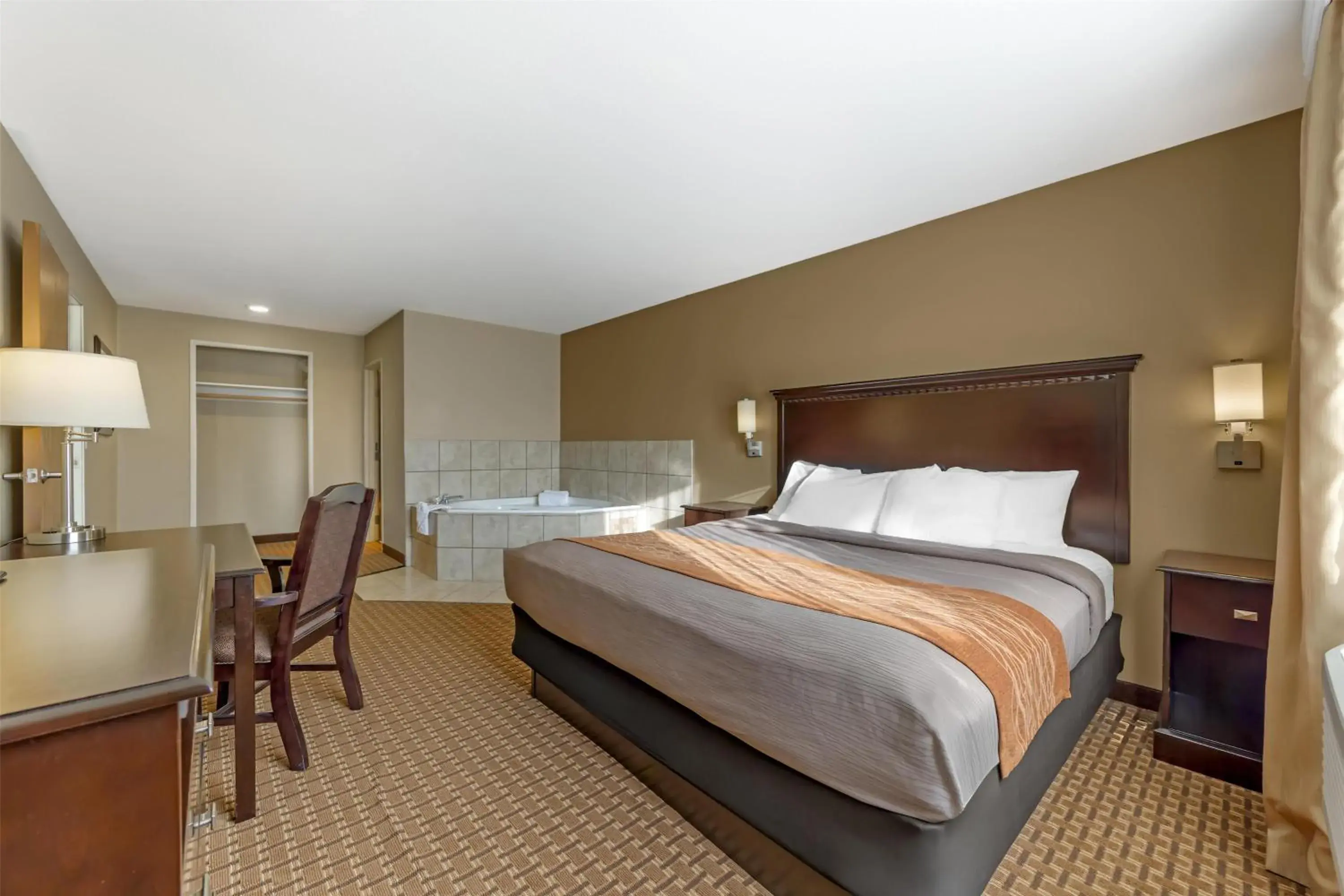 Photo of the whole room, Bed in Best Western Plus Vintage Valley Inn Photo of the whole room, Bed in Best Western Plus Vintage Valley Inn