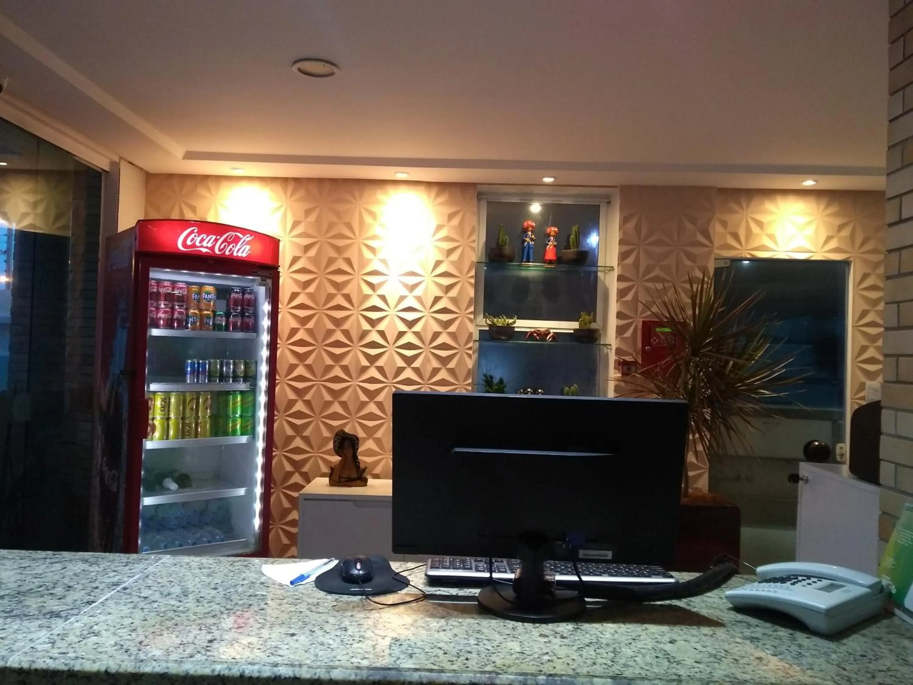 On-site shops in Simas Praia Hotel