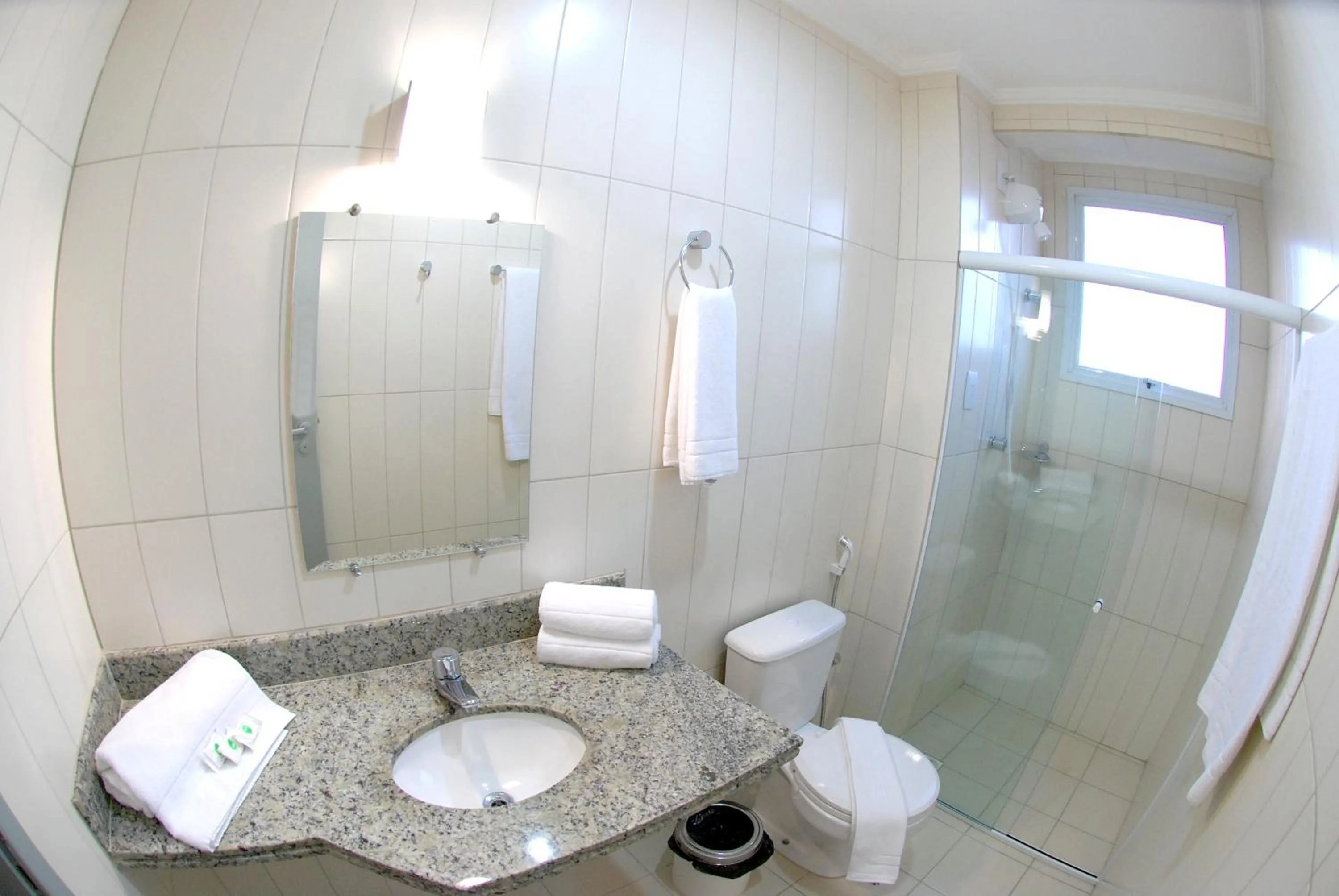 Toilet in Simas Praia Hotel