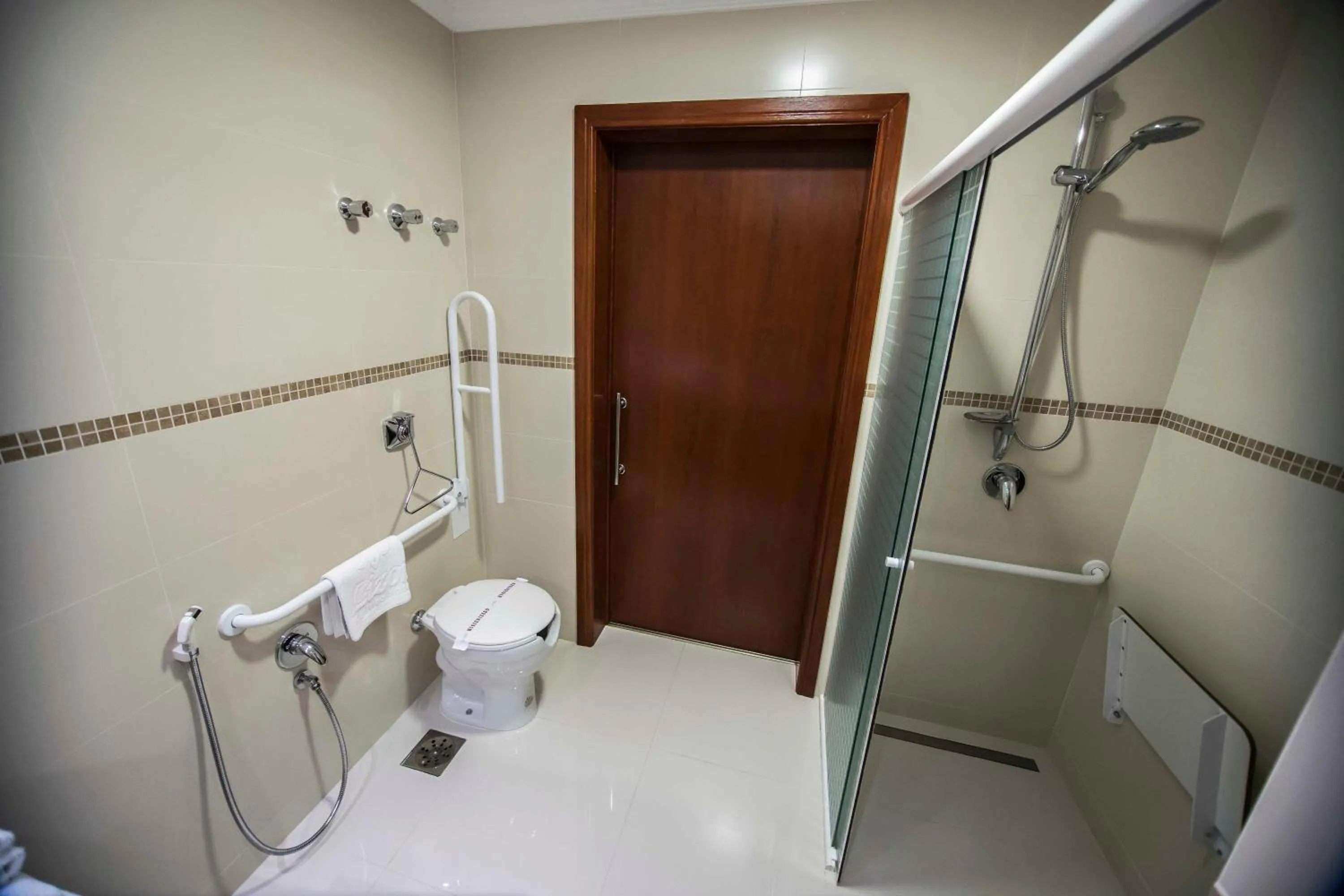 Shower in Lizon Curitiba Hotel