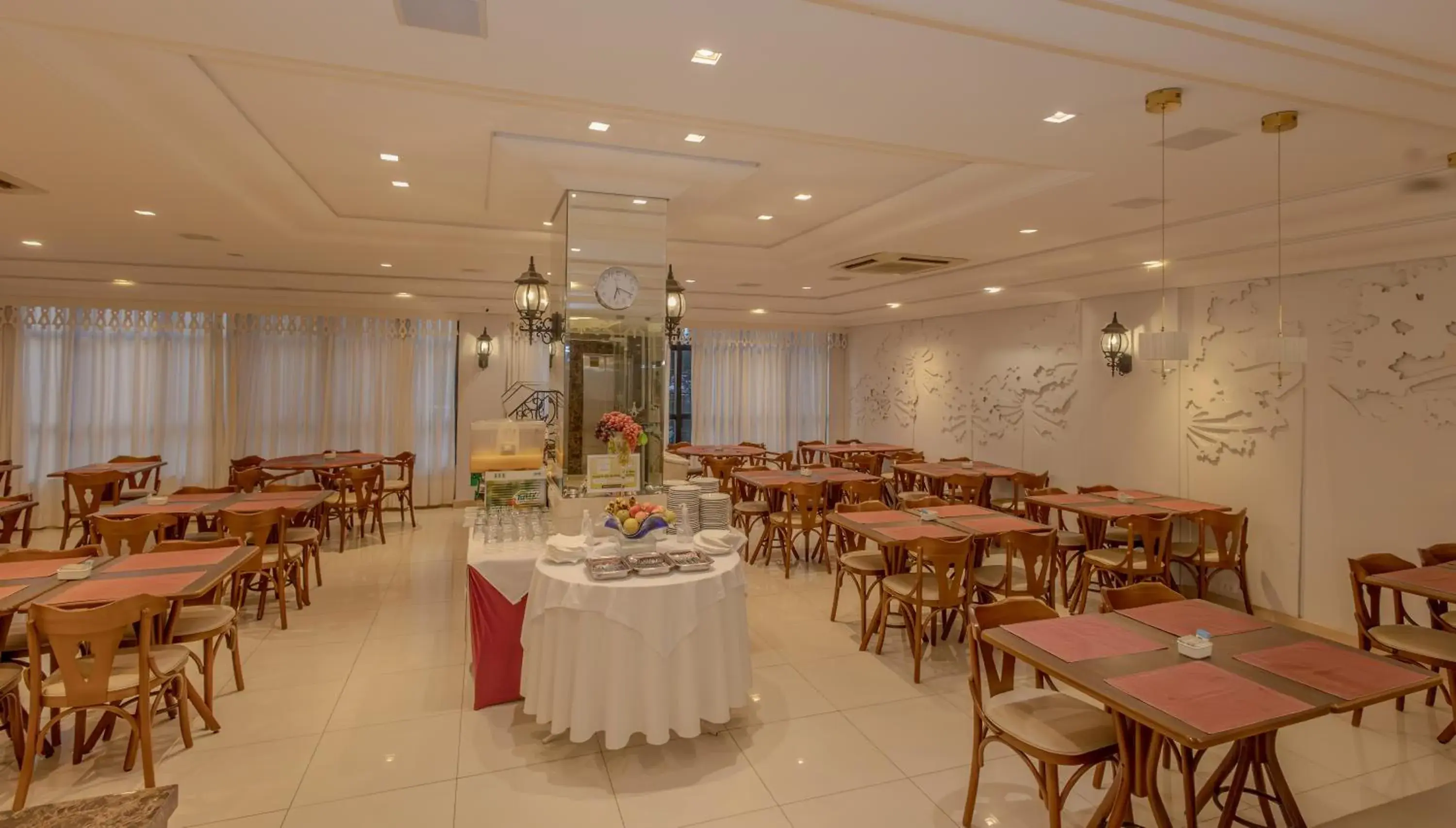 Restaurant/places to eat in Lizon Curitiba Hotel Restaurant/places to eat in Lizon Curitiba Hotel